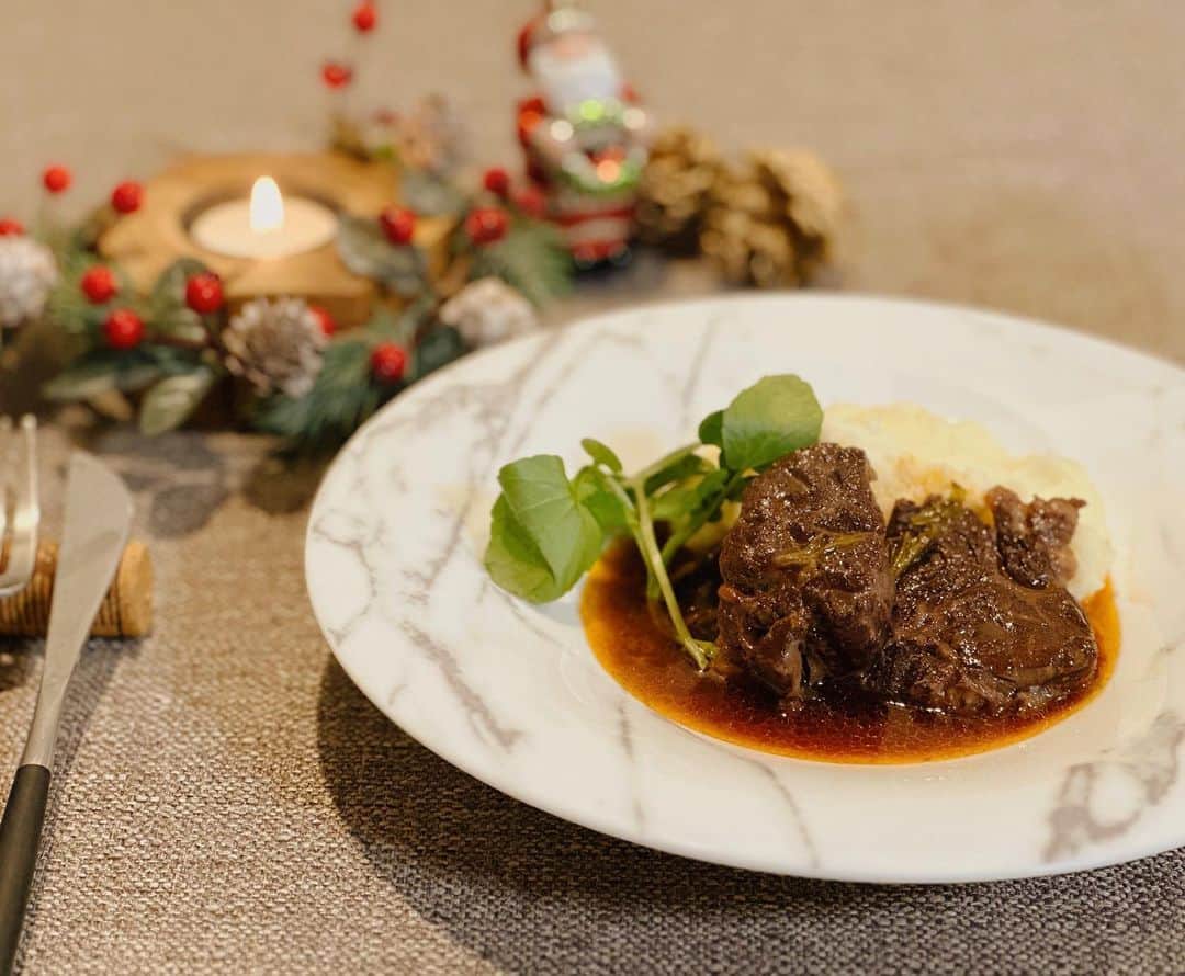 のインスタグラム：「&M 今回の料理 牛すね肉の赤ワイン煮 を作りました☺️  特別な日にもおすすめです🎄✨  が、難しい作業はないので 失敗せずに作りやすい料理かと思います🍽  次の日は、 コンソメスープやマッシュルームを足して スープとして飲んだり、 パスタに絡めて食べても美味しいです🍝  詳しいレシピは記事の中にあります📝🧡  #早織飯 #ご飯記録 #今日のごはん   #牛すね肉の赤ワイン煮  #料理 #家庭料理 #レシピ #クリスマス #クリスマス料理」