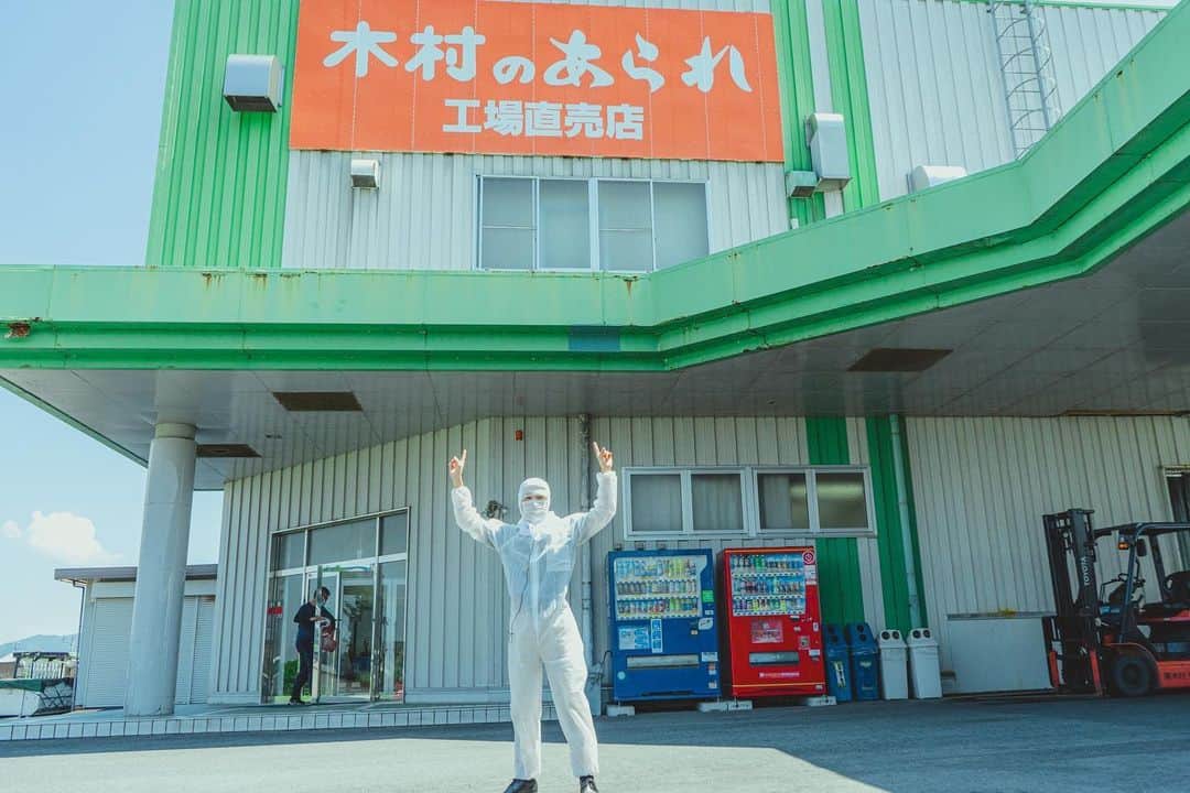 ナッセ熊本 編集部 のインスタグラム：「. ナッセチャンネル更新しました✨ 今回は特別編です😊  熊本人にとっては馴染み深い、昭和29年創業の老舗企業「木村のあられ」へ伺い、モノづくりに対しての考えや取り組みについてインタビューしております‼︎  特別にあられの製造工場にも潜入させてもらい、米菓ができるまでの一連の流れも取材してますので、ぜひご覧ください❣️  Youtubeで「ナッセチャンネル」と検索ください🔎  #ナッセチャンネル #木村のあられ #熊本  #熊本企業」