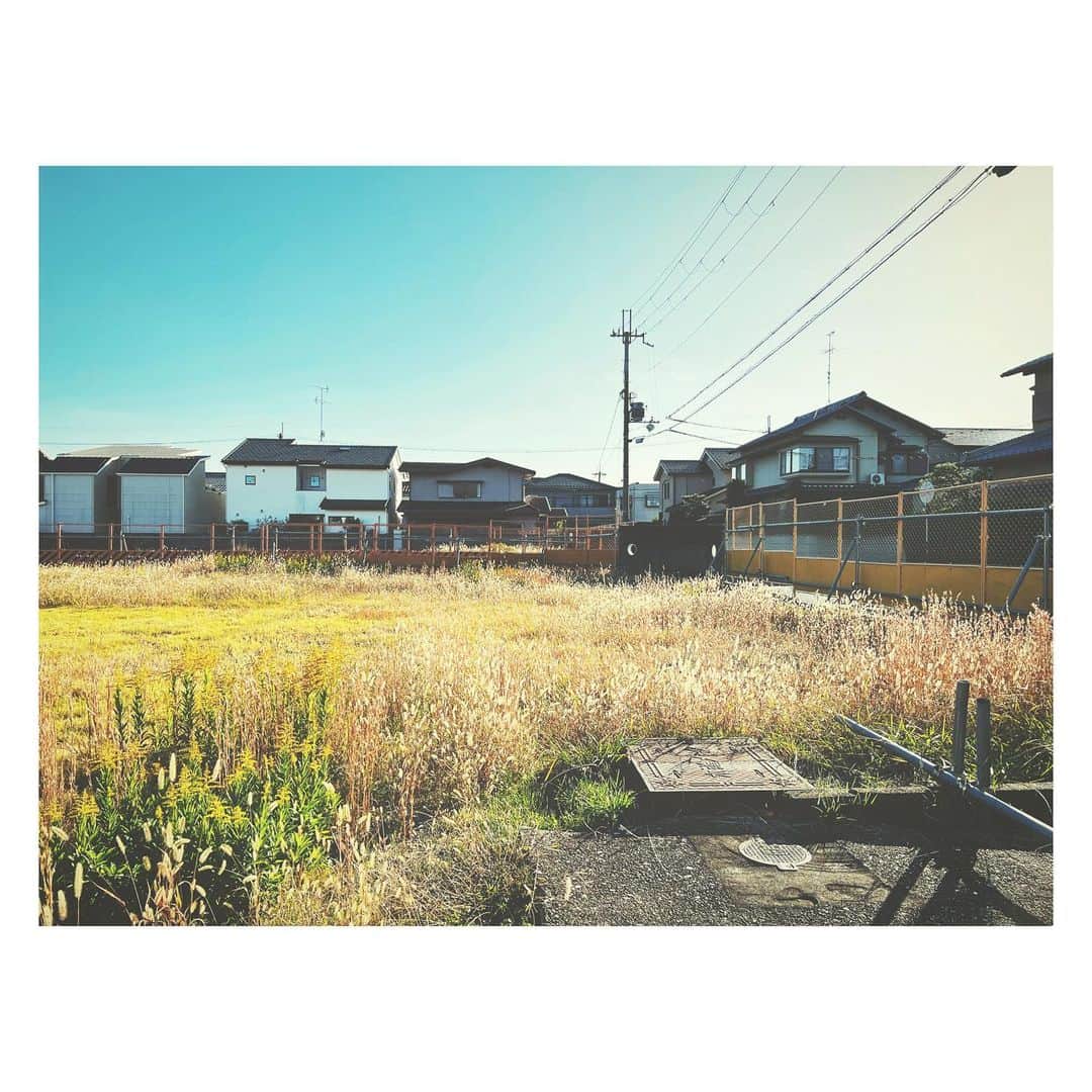 高橋ヨーコさんのインスタグラム写真 - (高橋ヨーコInstagram)「Nostalgic feeling strolling around my childhood Neighborhood. It’s been decades since I left. Our Apartment has already gone 🥲 子供時代を過ごした街へ。記憶にあるものはほぼ残っていなかったけど、やっぱりまだ阪急電車が1番好きだし、四角い団地が好きなのもここから始まってるのね。 住んでた団地は壊され、空き地に。ここに何ができるんやろー？」11月30日 14時13分 - yoko1970