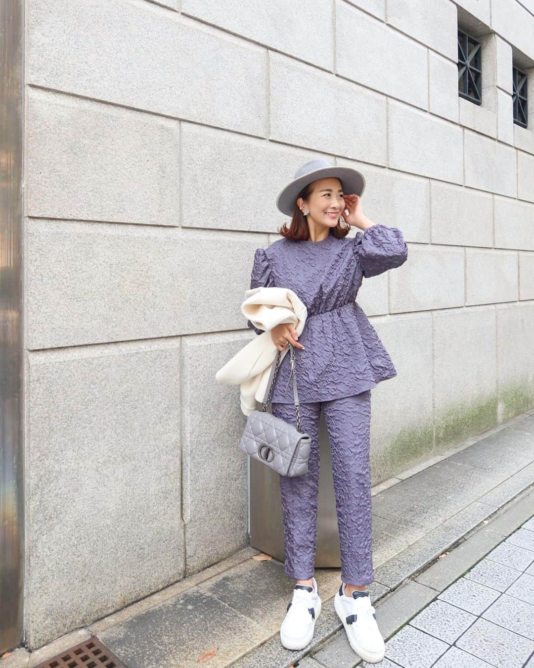 Mai Wakimizuのインスタグラム：「今日はセットアップをハンサムに着たくて、久しぶり取り出したハットといつものスニーカーで♡グレーにも色んなグレーがあって、このワンコーデでグラデーションが楽しめた＼(^o^)／セットアップだけどセパレートでも使いやすい！トップスは切り替えがゴムなので授乳も出来るし、体のラインが出ないからスタイルカバーにもなって日頃から愛用してます♡今夜から寒くなるみたいなのでやっとコートの出番だ！ tops&pants:#linkable @linkable_official(明日1日発売) outer:#linkable @linkable_official」