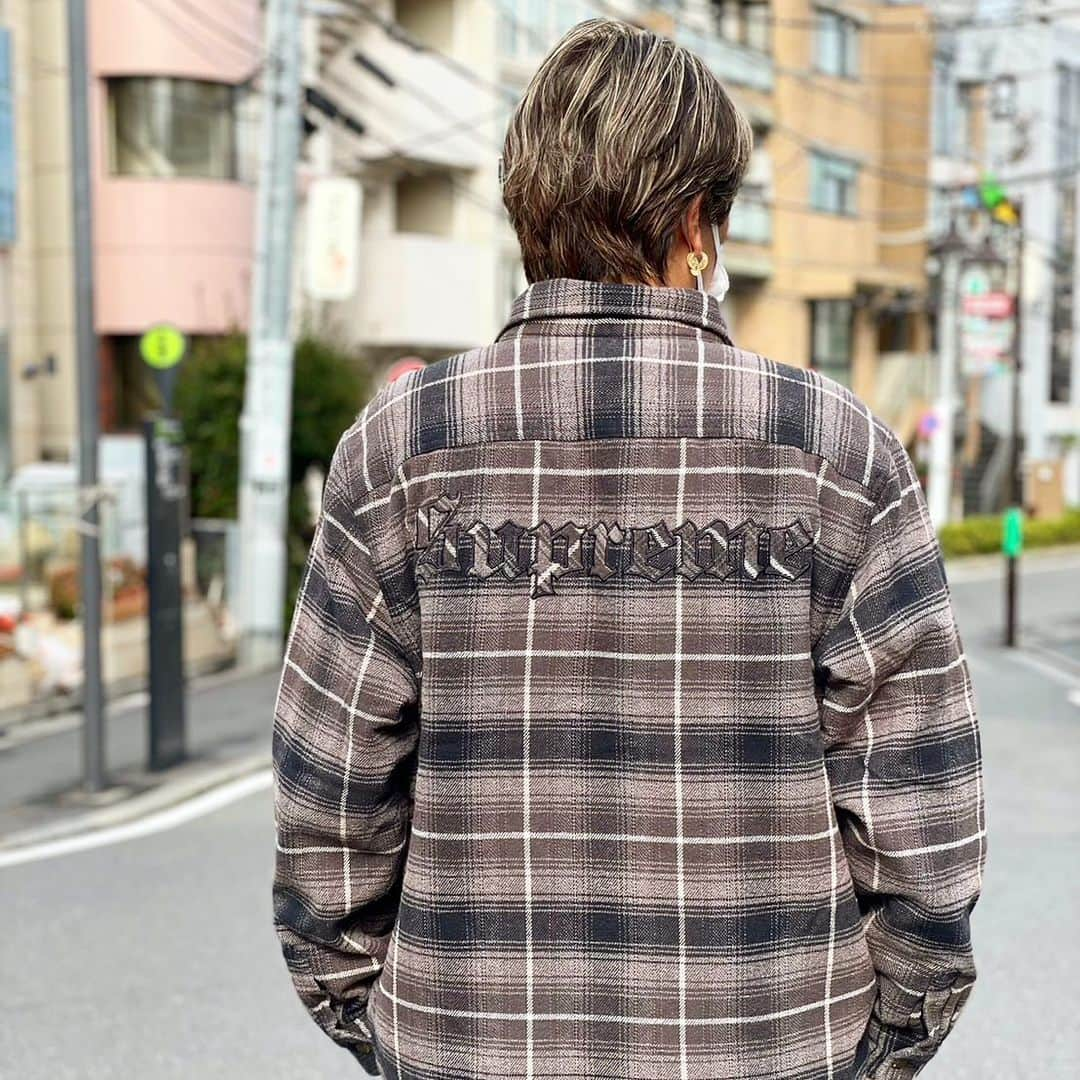 fools_judge_streetのインスタグラム：「SUPREME 22AW Shearling Lined Flannel Shirt Size.L  MODEL 178cm 68kg  商品をタップすると、 オンラインストアページにアクセスできます。 ※その他ご不明点は店頭または、 DMまでお問い合わせください。  如有任何疑问，请在instagram上留言。 欢迎浏览我们的网上商店以及光临我们在原宿的实体店。  For inquiries, please message us on instagram. Please confirm our online store. Thank you.  #supreme #supremenyc #supremenewyork #supremeforsale #supreme4sale  #シュプリーム #foolsjudge」