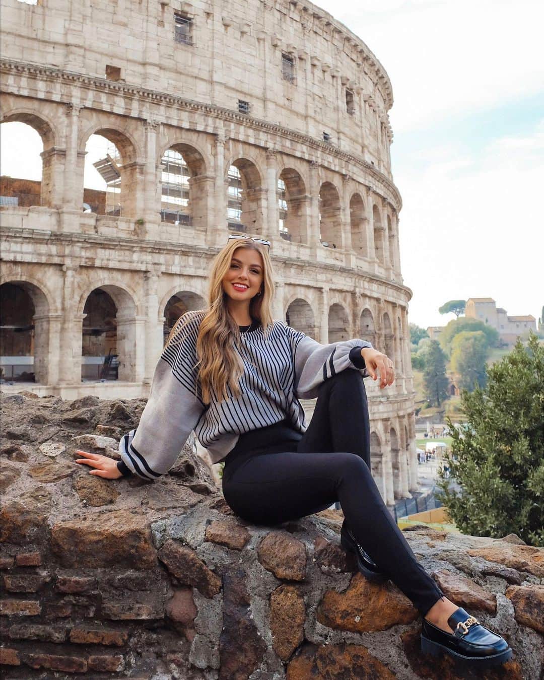 マリーナ・ラスウィックのインスタグラム：「Rome was incredible!✨ It seemed like everywhere we looked there was breathtaking architecture or something amazing to see. I loved it even more than I thought I would. Highly recommend going if you haven’t already!😍」