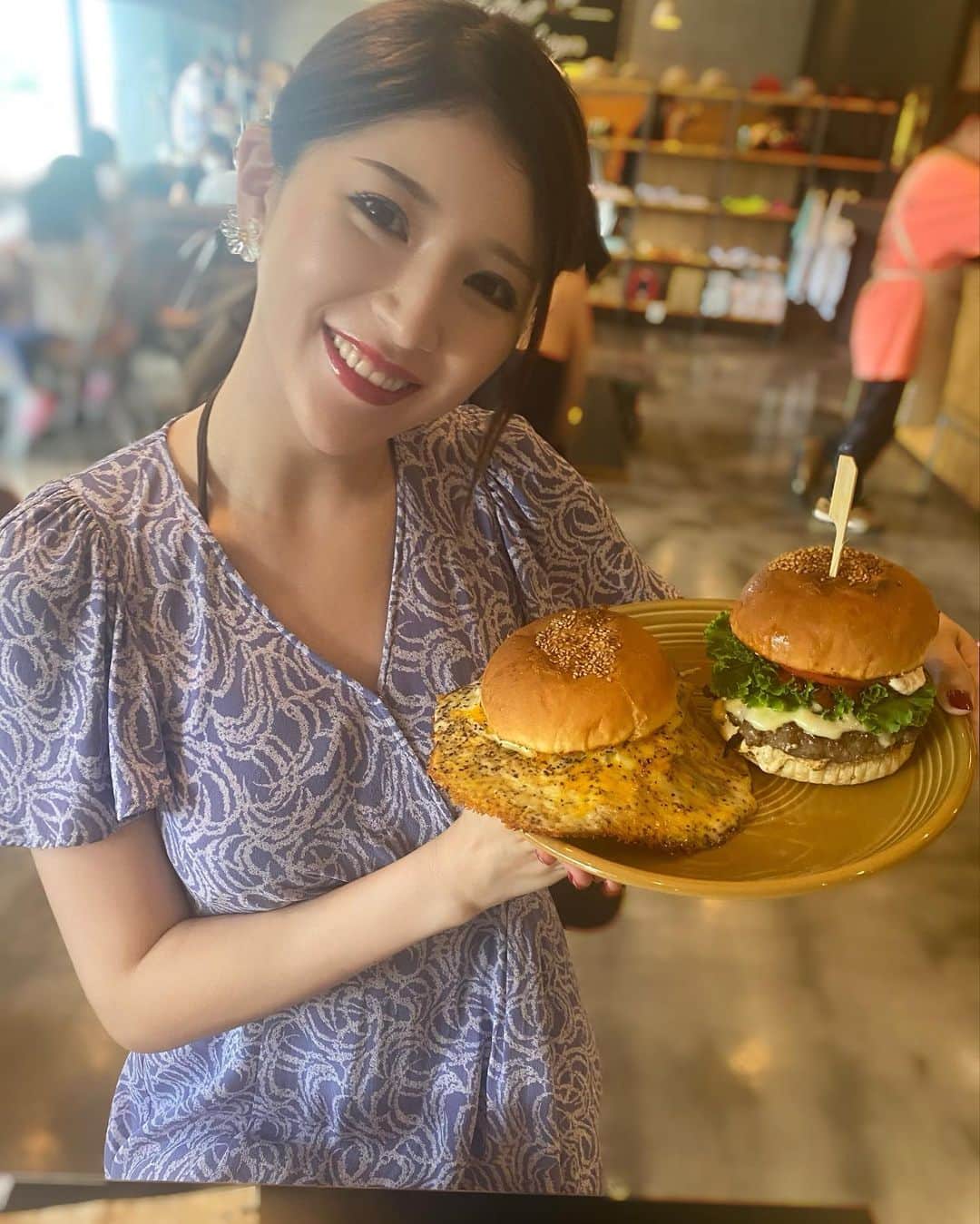 のインスタグラム：「. . 海に行く前に 人気のハンバーガー屋さん キャプテンカンガルーへ🍔🍔  並んだ甲斐あったよ〜〜 美味しかった🤤🫶💕  2022.8 . #キャプテンカンガルー #沖縄グルメ#沖縄旅行#🍔」