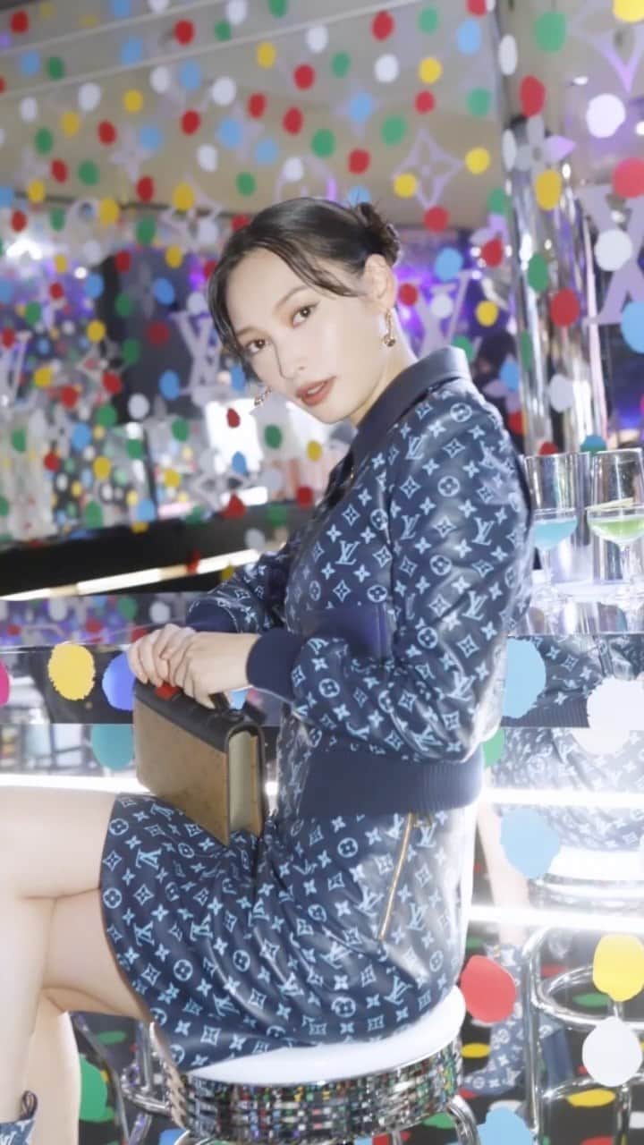 大政絢のインスタグラム：「LOUIS VUITTON×YAYOI KUSAMA New Collaboration   🔴🔵🟢🟡🟣  #LVxYayoiKusama #LouisVuitton #LVFashion」