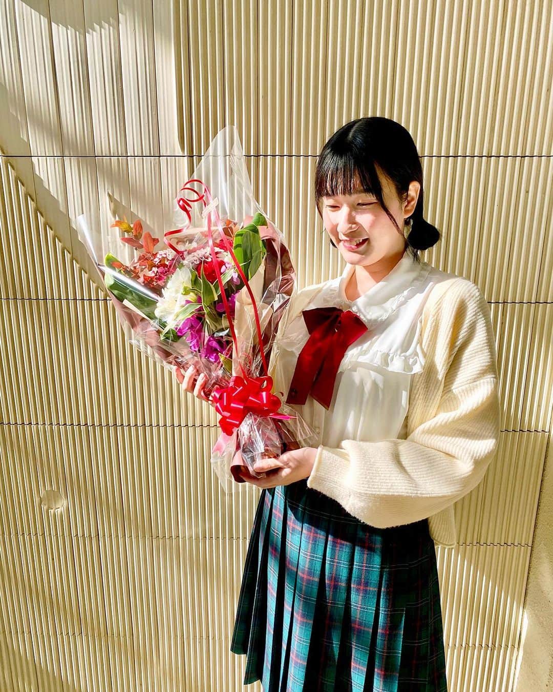 西原さつき（さつきぽん）のインスタグラム：「各地を講演などで回っていると、花束をもらえることがあります💐お花を見てると毎回気持ちがほっこりします♡´･ᴗ･`♡  すごく嬉しい気持ちでいっぱいになるほど大好きなのですが……ただ、花束でたまに寂しく感じてしまう時も。。 ⁡ 花束って受け取った時が一番きれいで、でもそのあとに少しずつ姿が変わっていく。いのちがゆっくりと閉じていく感覚に思えてしまう時があって……栄養のあるお水にいれたりしながら、心の中で枯れないでーって唱えてます🥲笑 なので最後は逆さに吊るしてドライフラワーにする時もありますよ(⊃｡•́‿•̀｡)⊃  ドライフラワーをきれいに乾燥させるためには、早めの段階で花から水を抜いて干すと良いらしいですよ✿ ⁡お花大好きです、本当にありがとう(●’◡’●)ﾉ  #花束を  #講演会  #カンコー学生服  #さつきぽん」