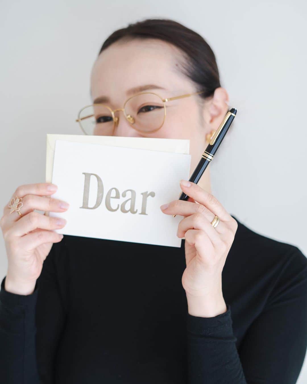 のインスタグラム：「お世話になった方へのお礼や家族の誕生日も多い12月。普段はPCやスマホに頼りっぱなしなので、手紙を書くときの緊張感もちょっと楽しい📃🖊️  特に夫とは記念日や誕生日など、いつの間にか手紙を送り合うのが習慣に。もう何十枚と書いただろうか🤔💭  普段言えない照れ臭いことも伝えやすい手書きの手紙💌 以前夫にもプレゼントしたモンブランは、その重みと書き心地が格別でお気に入り。  ホリデーシーズンの自分へのご褒美やプレゼントにもいいですよね🎁  @montblanc #montblanc #withmymontblanc #letter #akiweng」