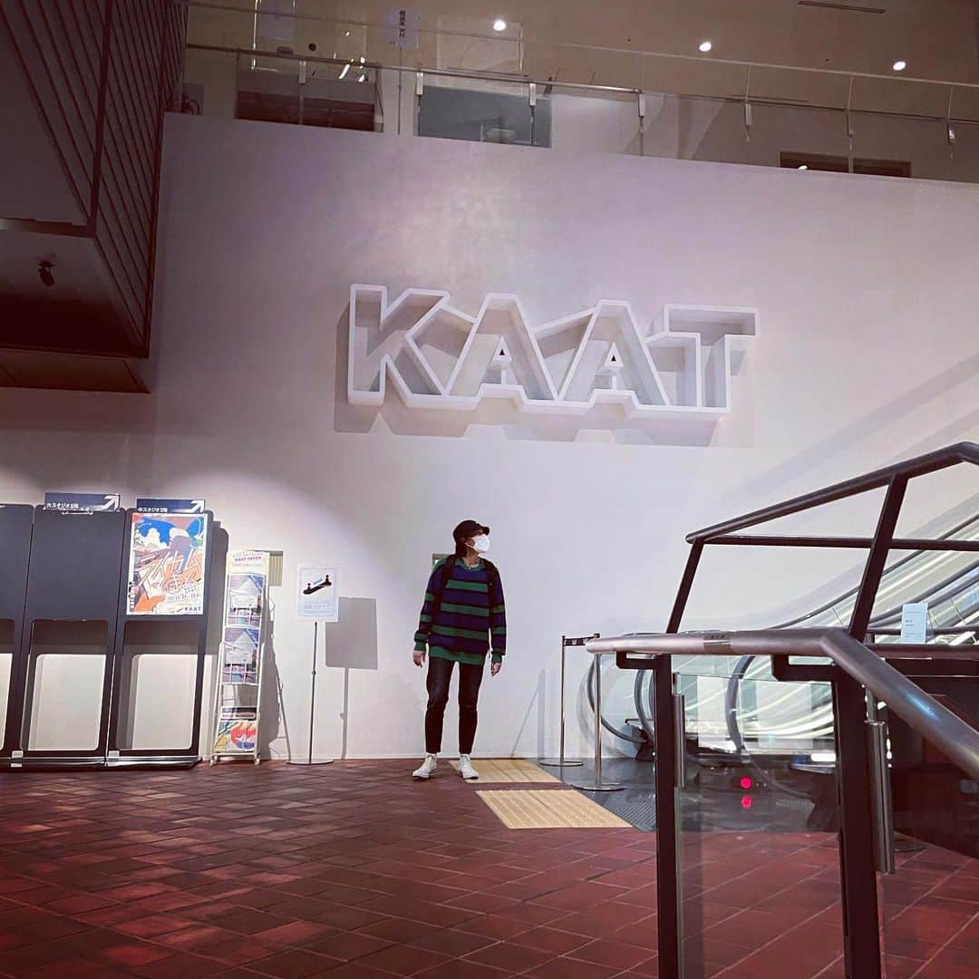 土井ケイトのインスタグラム：「無事にティーファクトリーも幕を閉じ 今日までKAATの『カイハツ』企画に参加させて頂いてました。素晴らしい企画。楽しかった。 演出家、役者、ミュージシャンが集って何もない場所に何かを作っていく。ふふ。今日が最終日でした。 今から #ライカムで待っとく 観ます。 楽しみ。 #神奈川芸術劇場」