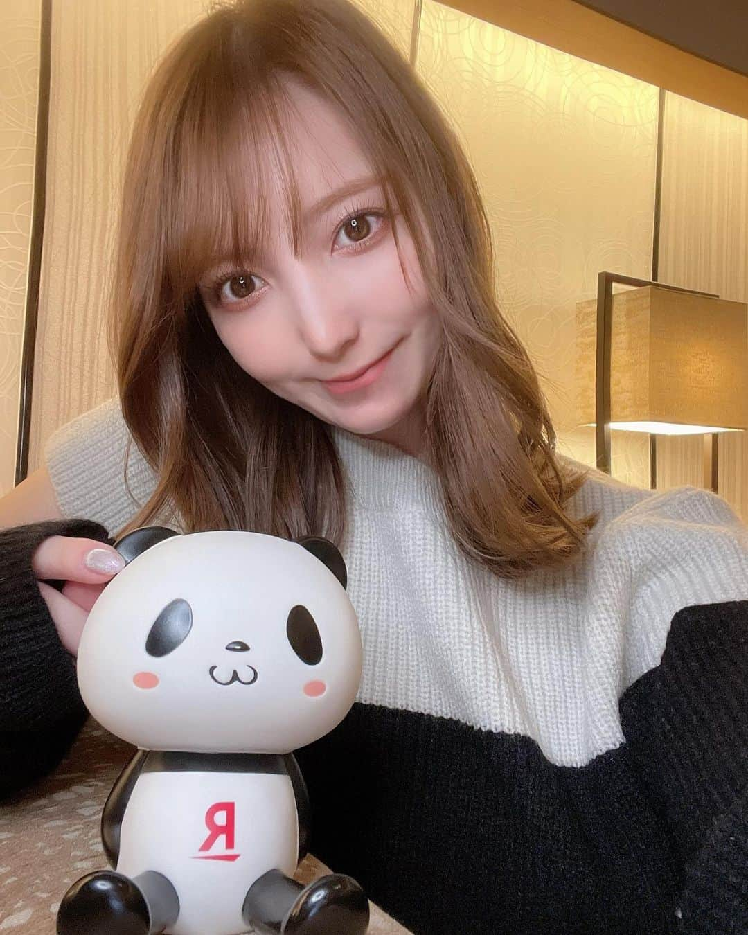 堀みづきさんのインスタグラム写真 - (堀みづきInstagram)「楽天モバイルを使ってみて1ヶ月🐼📱  電波状況は、ロケで行った山形県酒田市もエリア対応してて問題なく使えたよ👌 都内も地下鉄が繋がりにくいとこもありましたが、それ以外は気にならなかった☺️   何より驚きなのは料金🫢✨ お家にいる時はWi-Fiなので、私が使った利用料は2.12GBでした！ データ使い放題でデータ最大でも月2,980円(税込3,278円)は本当に魅力的すぎる🥹🥹 ※公平なサービス提供のため通信速度制限する場合あり。エリア外最大1Mbps。通話料等別 無制限は楽天回線エリアのみ  Rakuten Linkからの通話も通常の通話と何も変わりなく使えて大満足🥰※一部対象外番号あり  #楽天モバイル#PR」11月30日 18時17分 - mizuki_027