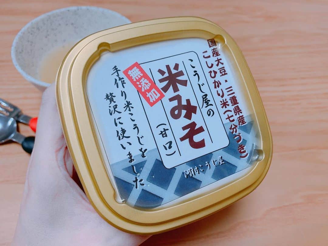 萩美香さんのインスタグラム写真 - (萩美香Instagram)「この米みそが美味しすぎて、 長男から投げキッスいただきました😘  子どもごはんで、お味噌汁は最強だなと痛感中✨ 栄養満点だし、 どんな具材も、 お味噌汁効果で完食してくれることが多いです💮  東京では、なかなか地元の味噌が手に入りにくく、 良さげな味噌をいろいろお試ししていたところ、 出逢ってしまいました😍 @mogcook さんでも通販されている @kawamurakoujiya さんの『米みそ』 三重県産のこしひかり米から作られていて、 子どもごはんに嬉しい添加物不使用☺️ 甘めのお味噌なので、 子どもの口にも合いすぎるみたいです🥰  「いただきます」の後は、 一目散にお味噌汁に手を伸ばし、 飲みながら、最近覚えた投げキッス😘  大好きなカバにも食べさせ、ご満悦な長男でした😋  #PR #mogcook #モグック #mogcookアンバサダー  #河村こうじ屋 #米みそ  #お魚ごはん以外の日も #mogcookさんに頼りっきりな毎日です」11月30日 18時27分 - mika_hagi927