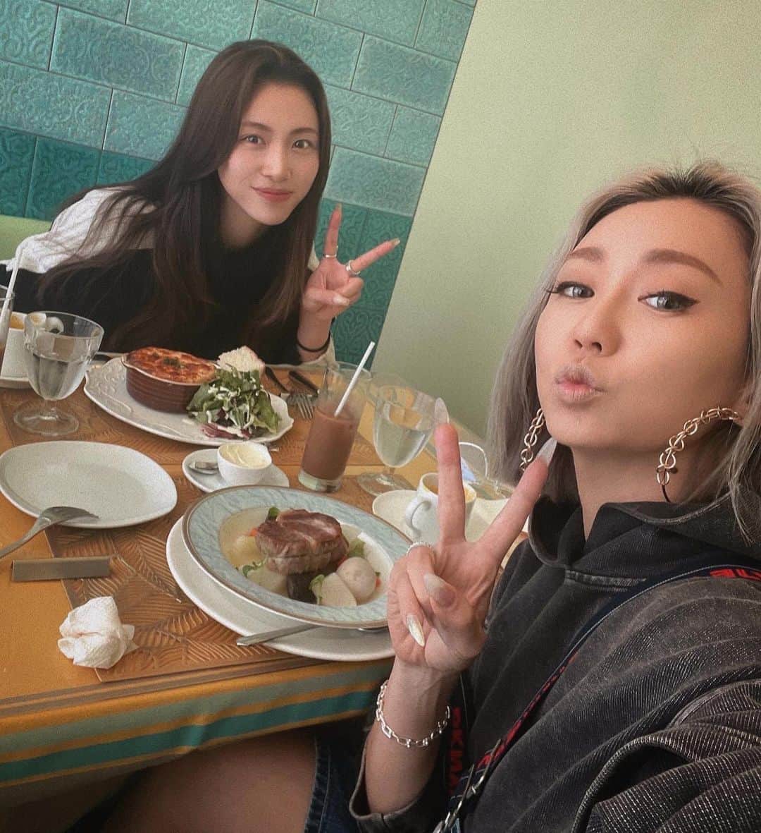 honoka のインスタグラム：「今日はくう様とよもぎ蒸しからのランチに 一緒に行かせて頂きました、、、🥹  昔から倖田來未さんの曲を聴いて育った私に まさかこんな日がくるなんて、、、🥺💞 頑張ってたらええ事あるよって あの頃の自分に伝えたいです、、、、、🥲  目の前にくうちゃんがいるなんて😭😭😭 って心の中で何度も、ほんまにこれ現実かなぁ🫣？ ってなる夢のような時間でした🥹  たくさんお話しできて、いっぱい笑って 最高すぎる1日、、😩✨  ずーっとかっこよくて美しい くう様の背中を これからもずっと追い続けたいですっ❤️‍🔥  本当に本当にありがとうございました！！」