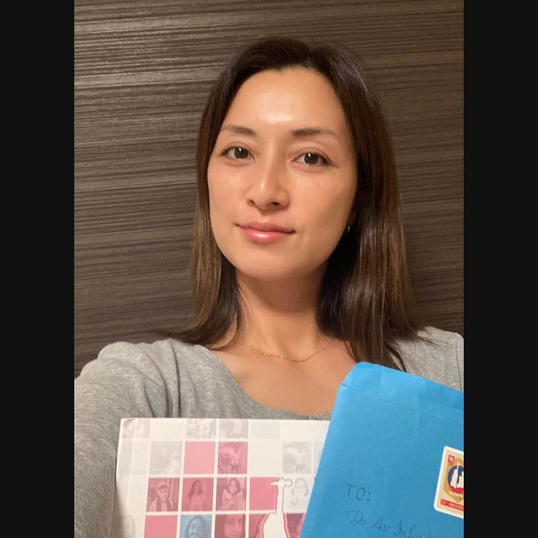 伴都美子のインスタグラム：「✔️ ⁡ ブラジルから素敵なプレゼントが届きました‼︎ ⁡ 遥か海の向こうで私たちを応援してくれる方々がいるなんて感激です🥹 メッセージと共に可愛い本やステッカーも作ってくれて感動しました✨ 日本語も上手だよー😭 ⁡ いつかまたライブしに行きたいね😆 世界中の皆さんずっとずっと元気でいてください！！！ ⁡  応援してくださる皆様、 いつもありがとうございます💖  ⁡🕊Love&Peace🤟  ⁡ #伴都美子 #doasinfinity  #mugendai #ブラジル🇧🇷 のファンみなさん #ありがとう #biglove #💖」