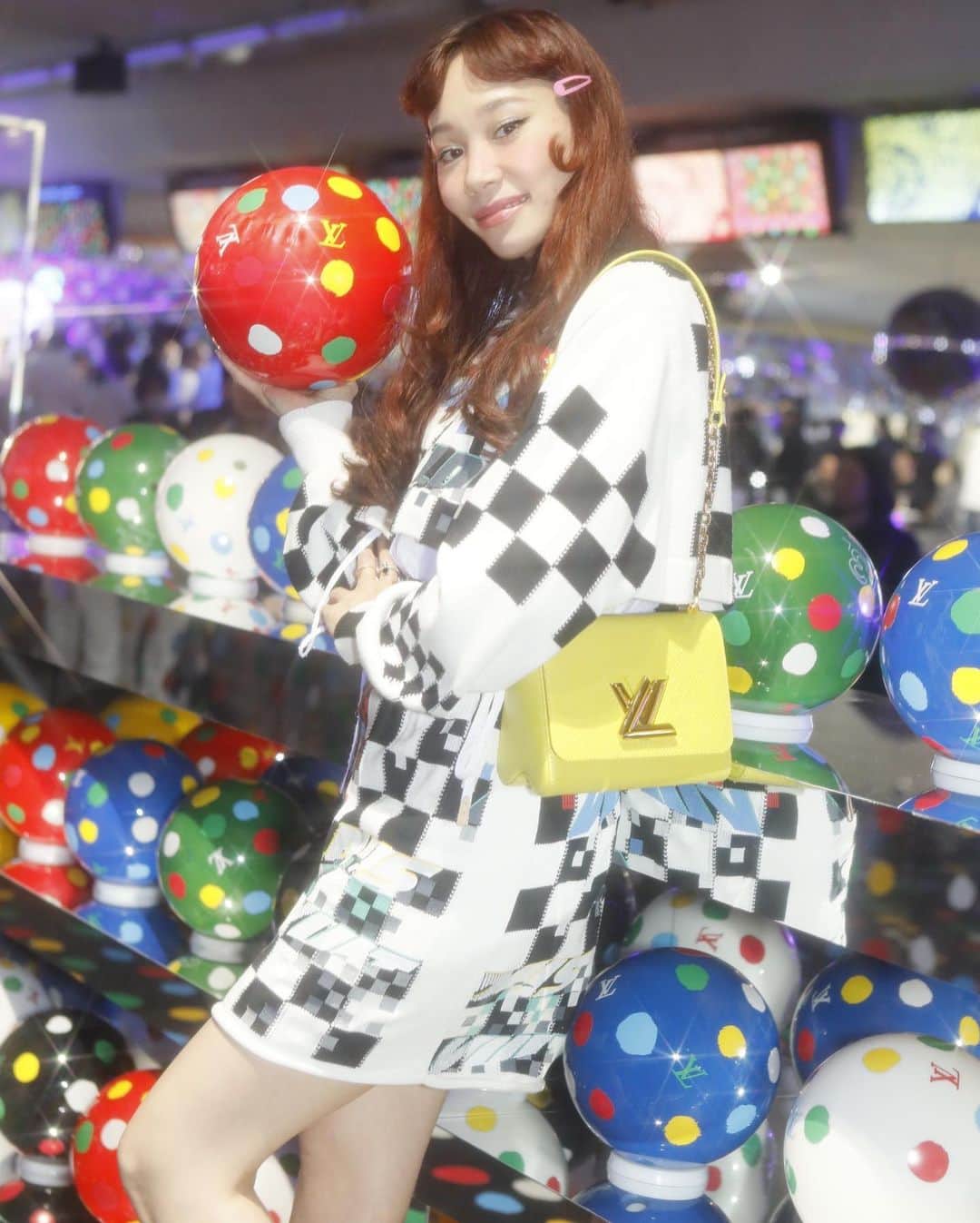 マドモアゼル・ユリアのインスタグラム：「DJ FOR LOUIS VUITTON X YAYOI KUSAMA NIGHT IN TOKYO🪩🟡🟣🔴🟢🔵  昨日はルイヴィトンX草間彌生さんのコラボイベントでDJでした！ ボーリング場が水玉だらけで圧巻🎳🟣🔵🟡🔴 アメリカンダイナーぽい曲もとの事だったので、色々かけれてとっても楽しかったー☺️💖 かわいいコレクションのローンチ、おめでとうございます👏🏻👏🏻👏🏻 @louisvuitton  #louisvuitton #louisvuittonxyayoikusama #yayoikusama #ルイヴィトン #草間彌生」