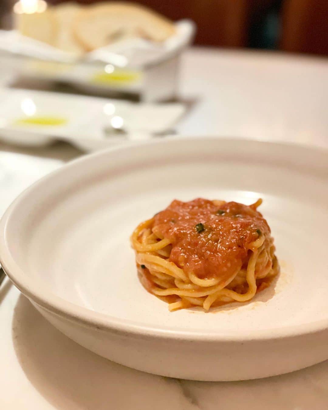 nobukoのインスタグラム：「スカルペッタ東京へ😊 メインが両方いただけるNYコースにしましたが、初めから終わりまで美味しかった✨ 特にパスタがフルーティーなトマトのソースと、卵黄の入ったパスタで弾力があって、かなり美味しくてびっくり。 途中でジローラモさんのお姿も👀 平日夜しかやっていないので、週末もやってくれるといいな。 雰囲気も良かったのでまた再訪したい✨  #スカルペッタ東京  #scarpettatokyo  #イタリアン #dinner #神谷町」