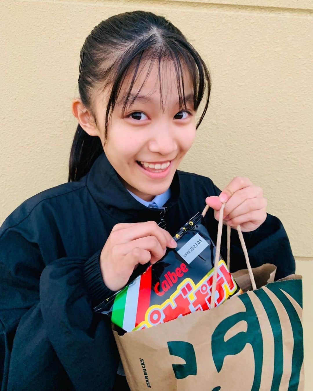 青山姫乃さんのインスタグラム写真 - (青山姫乃Instagram)「・ みなさんこんにちは！ヒメノです👑🧡  テストを頑張った自分へのご褒美🔥 スタバの袋に入っているのは……？ ピザポテト🫣 学校が終わってすぐに買いに行きました！ たまにはこういうご褒美も必要です🤭  NIKE(ナイキ)のナイロンジャンパーはドルマンスリーブで、とっても可愛いんですよ💖  #ニコラ #nicola #ニコラ12月号発売中  #ニコモ #青山姫乃」11月30日 19時07分 - himeno_aoyama