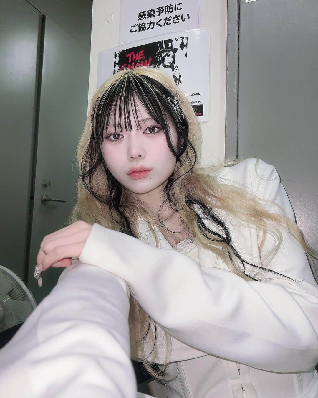 謝花南のインスタグラム：「♡" . . . . . . . #ロングヘア #ウェーブ巻き #韓国ヘア #ハイトーンカラー #前髪インナーカラー #裸眼メイク #ワンピース #冬コーデ #meltthelady #emoda #fashion」