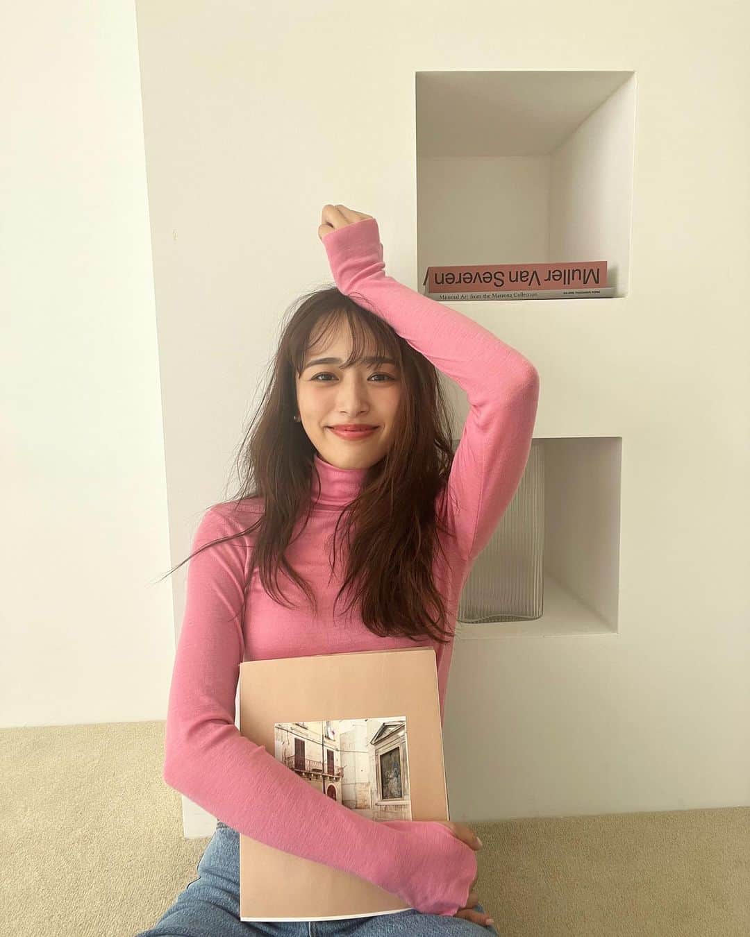 近藤千尋のインスタグラム：「おピンクな私💓👚 今日も撮影お疲れ様でした📷😍  クナイプさんからバスミルクを いただいたので、 今日は娘たちとゆっくりお風呂にはいりました🛁🥛   浸かるだけで全身しっとり、 柔らかな香りも疲れを一気に癒してくれます☺️🌿   お湯にシャワーを当てると泡風呂になるので、 娘たちも喜んでる😆🚿🫧 子供って泡好きよねぇ💕   #pr #クナイプ #バスミルク #保湿 #泡風呂 @kneipp_japan」