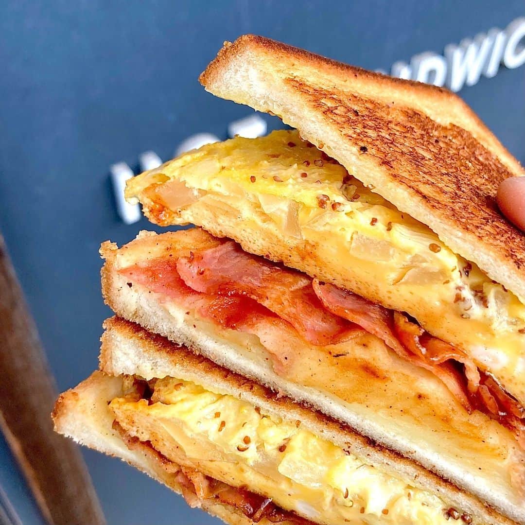WorldNeighborsCafe/SoooLiquidのインスタグラム：「<BACON EGG SANDWICH>⁠ ⁠ 明日から新しいサンドイッチが始まりまーす！⁠ その名も、ベーコンエッグサンドイッチ。⁠ ⁠ 今更？？超定番！！って思うでしょ。⁠ ⁠ その超定番、やったことなかったんです。⁠ ⁠ ワールドネイバーズカフェのベーコンエッグは、⁠ ベーコン、オムレツ、マッシュポテト、マスタード、マヨネーズと、オリジナルのBBQソースがたっぷり入っています。⁠ ⁠ オムレツに入ってる玉ねぎがとっても良いアクセント。⁠ みんな大好きなボリュームたっぷりのサンドイッチに仕上がりました。⁠ ⁠ ぜひご賞味あれーー😍⁠ ⁠ #worldneighborscafe #soooliquid⁠⁠ ⁠ ーーーーーーーーー⁠ weekday...11-20⁠ weekend...10-20⁠ closed...wednesday⁠ L.O...19:30⁠ ーーーーーーーーー」