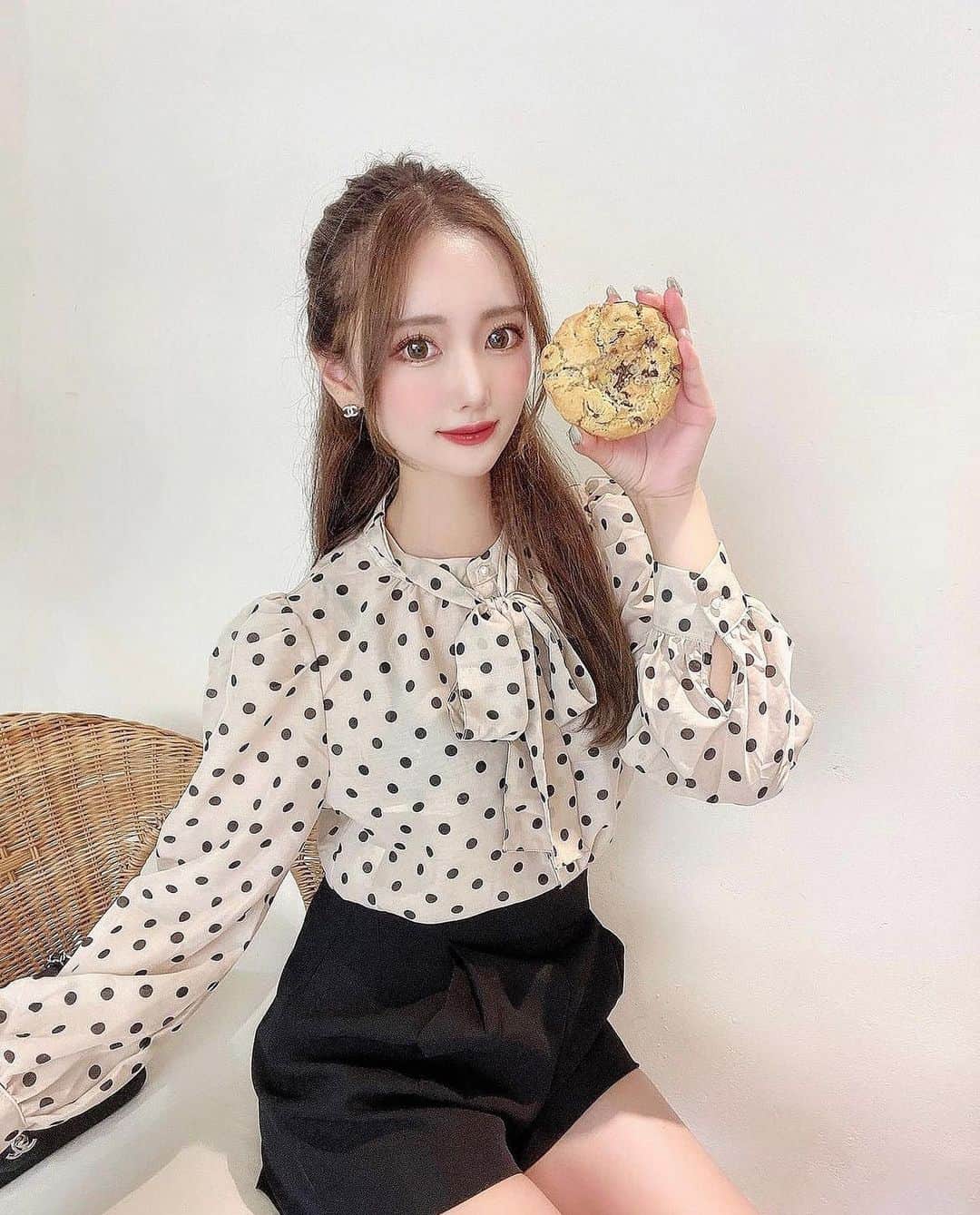 のインスタグラム：「🍭🍬🍫🍿🍩  ずっと甘いもの苦手で食べなかったのに 最近無性に甘い物が食べたくなる😳😳  歳でしょうか（笑） 糖分摂取しないと頑張れない🤣 韓国カフェが可愛いから韓国行きたいなぁ🥹  この服は上下とも @grl_official の🥼 安くて可愛いよね！皆もお揃いして見てね♡  #GRL#グレイル#grlコーデ  #GRL購入品#プチプラコーデ」