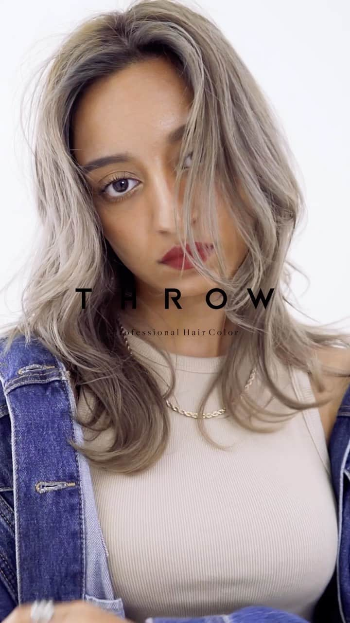 THROW 【スロウ】のインスタグラム：「【🆕新色THROW SHEERレシピ公開👇】 SUNNY @takahiro_ueno1207 たった氏による　#スロウカラーレシピ　公開中‼︎ ・ ☑︎薬剤レシピ #シフォングレー ・ BASE 中間〜毛先 17Lv 全頭　(Chiffon Gray : C/00) + Be/10  (1:3) +10%  OX3%  ・ グレーだけど寒色すぎないグレージュなら 肌馴染みが良く、個性を引き立てます。 ・ #透明感カラー　#シアカラー　#シアーカラー  ・ 複雑で繊細さを要するハイトーンカラーを、補⾊も⾊みもアルカリも、全てを1本で叶えるSHEER COLORシリーズ。 ・ #throwcolor #スロウカラー #throwカラー　 #sheercolor #sheerカラー #onecolor #oneカラー  #ビーブリーチ #外国人風カラー #ビーエックス」