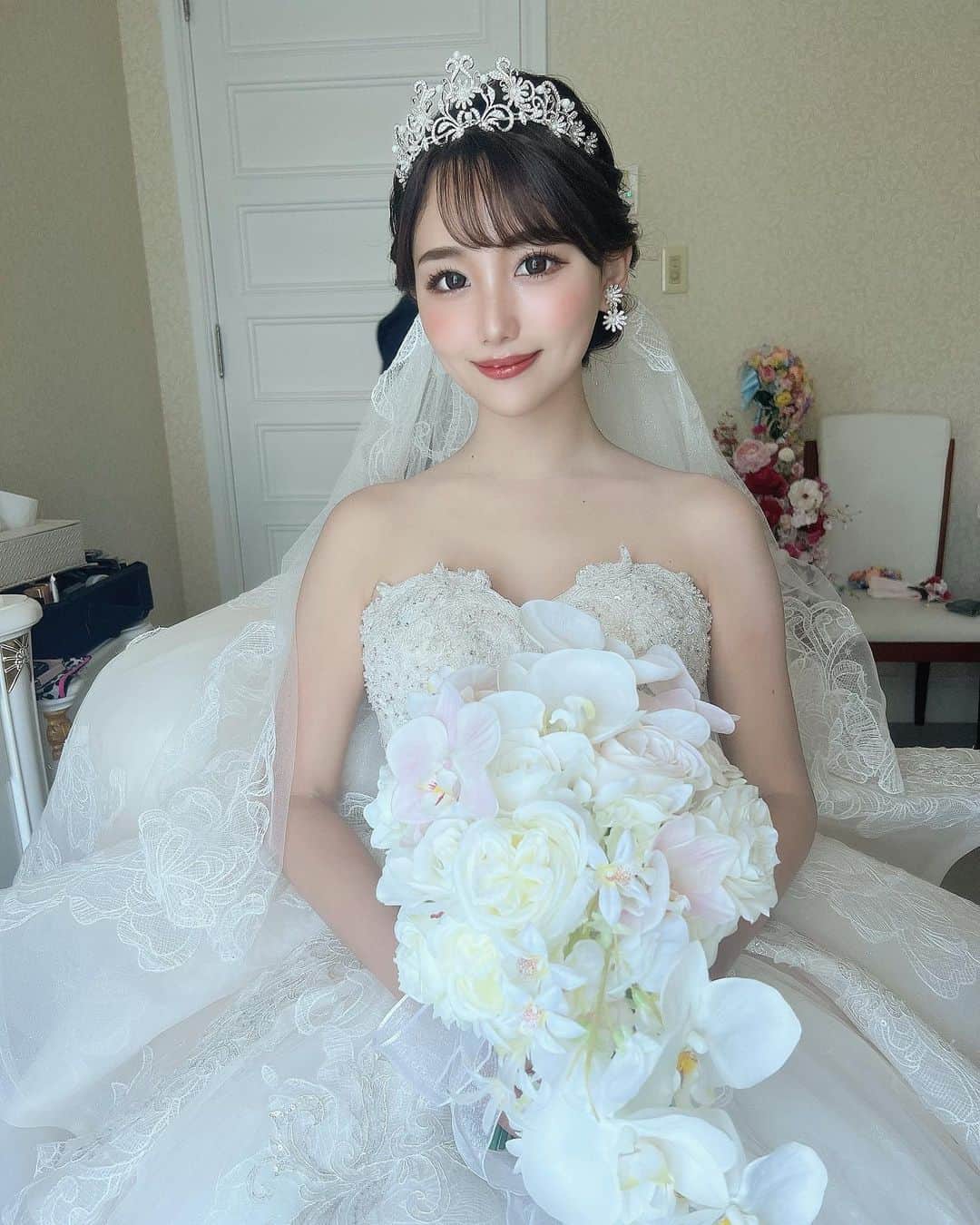 のインスタグラム：「⋆  ⸜  挙式スタイル ⸝  dress𓈒𓏸 @thehany_official  bouquet𓈒𓏸 @saki_wedding_bouquet  accessories𓈒𓏸 @thehanybijoux_official  nail 𓈒𓏸 @esnail_nagoya   church𓈒𓏸 lazor garden alivila  ドレスは THE HANY Celesteを選びました❤︎ ドレスのデザインももちろん、 ブーケのレースやビジューがとっても可愛くて 本当にお気に入りなドレスです🪞 挙式中は袖なしで着用して、披露宴では袖有りにしたよ〜 また袖ありスタイルも載せます👗  ブーケは和装前撮りに引き続き @saki_wedding_bouquet さんにお願いしました🥺 華やかかつお上品なホワイト×薄ピンクのブーケをデザインしていただきました💐 名古屋のお花屋さんで一緒に一本一本選びました💓 お花は、バラと胡蝶蘭、そして沖縄っぽいお花(名前がわからない笑)を散りばめました🌺  ネイルは @esnail_nagoya さんにて、 ウェディングネイルをデザインしていただきました💅 だいぶ華やかにしてもらいましたが、ドレスもとっても華やかだったのでぴったりな雰囲気でした❤︎ @thehanybijoux_official のイヤリングのデザインとも リンクさせています୨୧  #プレ花嫁 #花嫁 #沖縄婚 #リゾート婚 #ブーケ #結婚式  #ウェルカムスペース #東海プレ花嫁  #ウエディングドレス  #ウェディングドレス選び #thehany #2022冬婚 #2022秋婚 #披露宴 #披露宴会場コーディネート #卒花嫁 #プレ花嫁準備 #プレ花嫁さんと繋がりたい #プレ花嫁ダイエット #プレ花嫁2022 #ウェディング撮影 #ウェディングフォト  #沖縄挙式 #カラードレス #ラソールガーデンアリビラ #花嫁ヘアスタイル #ドレス迷子 #卒花嫁レポ #ゼクシィ」