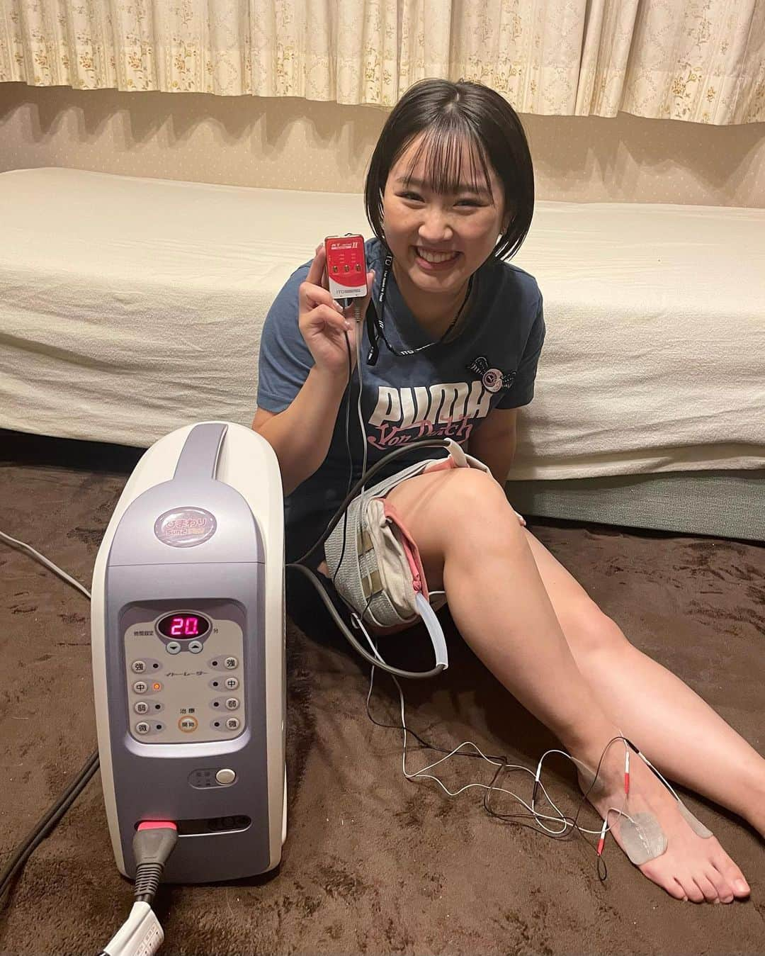 樋口新葉のインスタグラム：「怪我の予防や治療で #伊藤超短波 様の治療器サポートを以前から活用させていただいております！ ・ 今回は #超短波治療機 を使用させていただきました。 足に挟んだり、腰とお腹をパットで挟むようにして使いました！ じんわり温まる感覚があるのでこれからの季節に身体を温めるのにも、また緩めるのにもとても良かったです😌 ・ いつもサポートしていただきありがとうございます🫶🏻 #伊藤超短波 #伊藤超短波株式会社  #イトースポーツプロジェクト  #超短波治療」