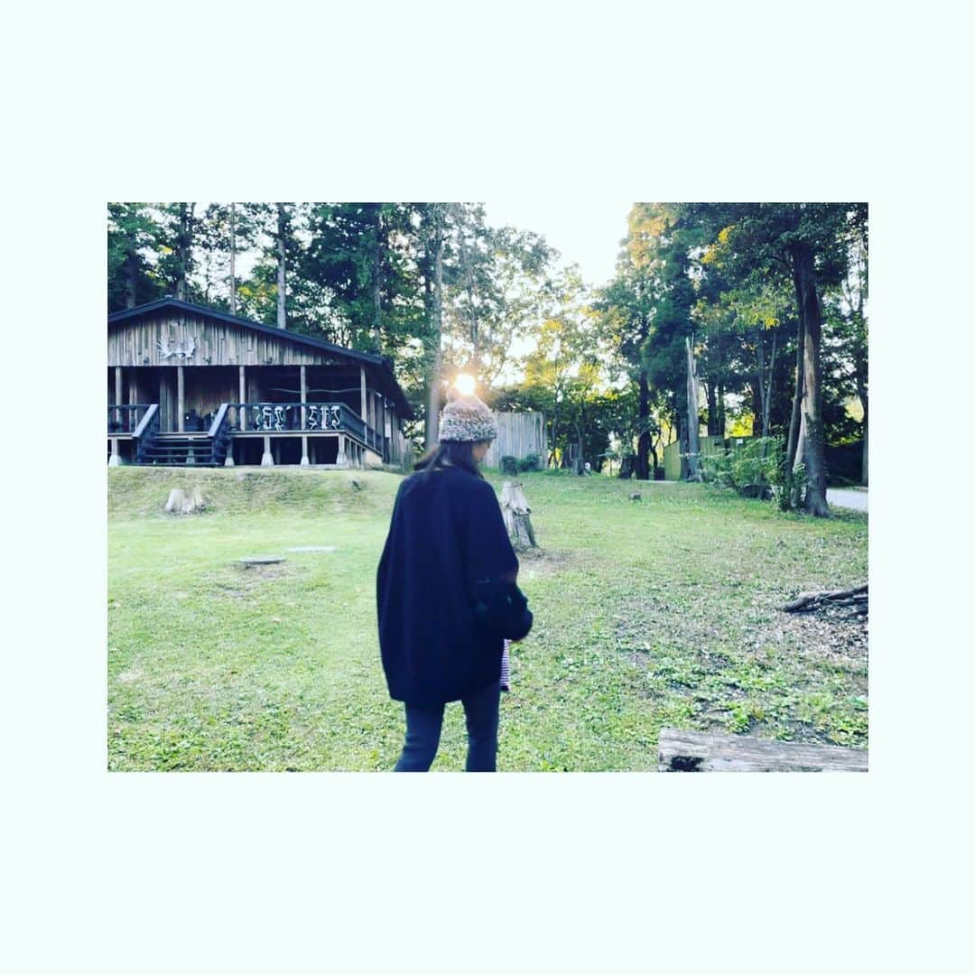 武井咲さんのインスタグラム写真 - (武井咲Instagram)「@loin.official のゆったりニットのカーディガン。 お袖のたっぷり感が可愛いのです。  自然に行くときはとことんリラックスモードで。 あっというまに12月がもうすぐそこまで👋」11月30日 20時34分 - emitakei_official