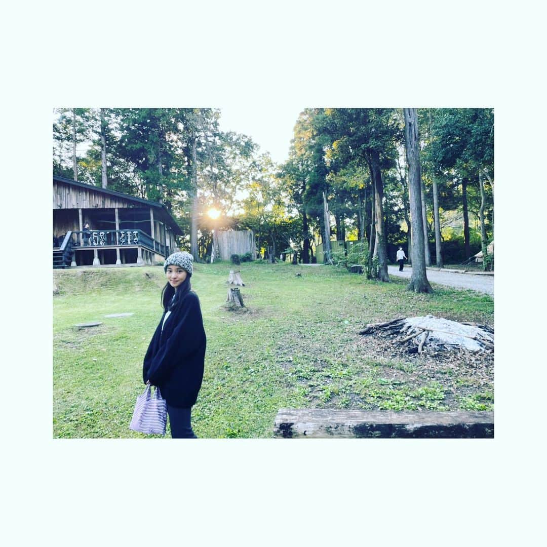武井咲のインスタグラム：「@loin.official のゆったりニットのカーディガン。 お袖のたっぷり感が可愛いのです。  自然に行くときはとことんリラックスモードで。 あっというまに12月がもうすぐそこまで👋」