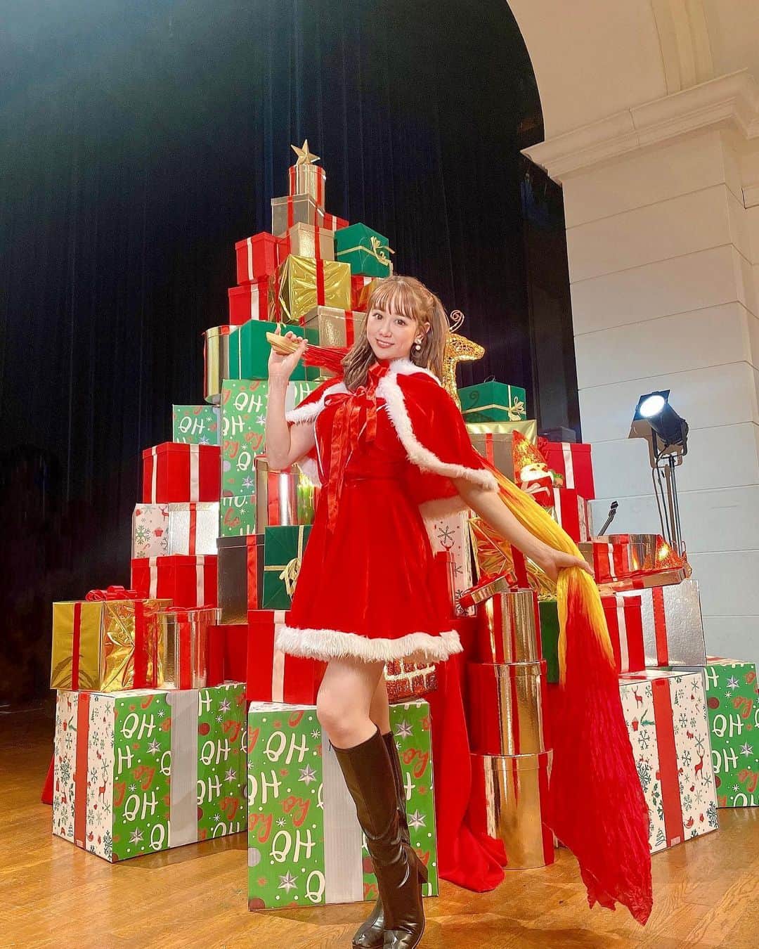 のインスタグラム：「もうすぐ12月。クリスマスですね〜🎄🎅クリスマスの予定はたてましたか❓  長崎ハウステンボスでの、パフォーマンスの時のお写真🤗 大好きなステージに関わって生きていけることが、私は幸せな人生です🎁  ステージにただプレイヤーとして立つことも幸せだけど、創造して作ること、演出して他の人に演じてもらったり自分で演じたりする方が私は「達成感」や「次への課題や楽しみ」が生まれて好きなんです🤭  色んなことを経験させてもらい、色んなことに挑戦していますが、自分が作りたいステージを自分で演出して、そのステージを披露させてもらって、誰かが喜んでくれたり、笑顔になってくれたりすること。 私の生涯やり続けたいことはこれだなぁ〜っと、改めて実感する日々です☺️✨ ダンスだけでなく、色〜んなエンタメな演出を入れ込んでいます🤗  売れたいとか有名になりたいって気持ちは、良くも悪くも先行してこなくて☺️💦作るステージを見てもらいたいから、知ってもらえる場所としてSNSやTVでもっと拡散したい。が、私の脳みそなんです🌼  色んなことを経験するのは大事だけど、自分の核となる部分が薄まらないように。逆に核となる部分に生かしていかないとですね！ （ポジティブだから、勝手に核に紐づけるタイプです🤭）  それにしても、こんなに沢山プレゼントが貰えたら、365日かけて1個ずつ開けていきますね🤭 素敵な世界だなぁ✨✨ふふ。  #長崎 #ハウステンボス #ハウステンボスイルミネーション #クリスマス #クリスマスプレゼント #クリスマスツリー #クリスマスパーティー #パフォーマー #旅を仕事に #演出 #サンタコス #プレゼント #可愛い  #원스 #데일리패션 #likeforlike #love #カメラ女子 #モデル #モデル募集 #大人可愛い #followme #ダンサー #instagood #タビジョ#パフォーマー #笑顔が一番 #エンターテイナー #ありがとう #ご縁に感謝」
