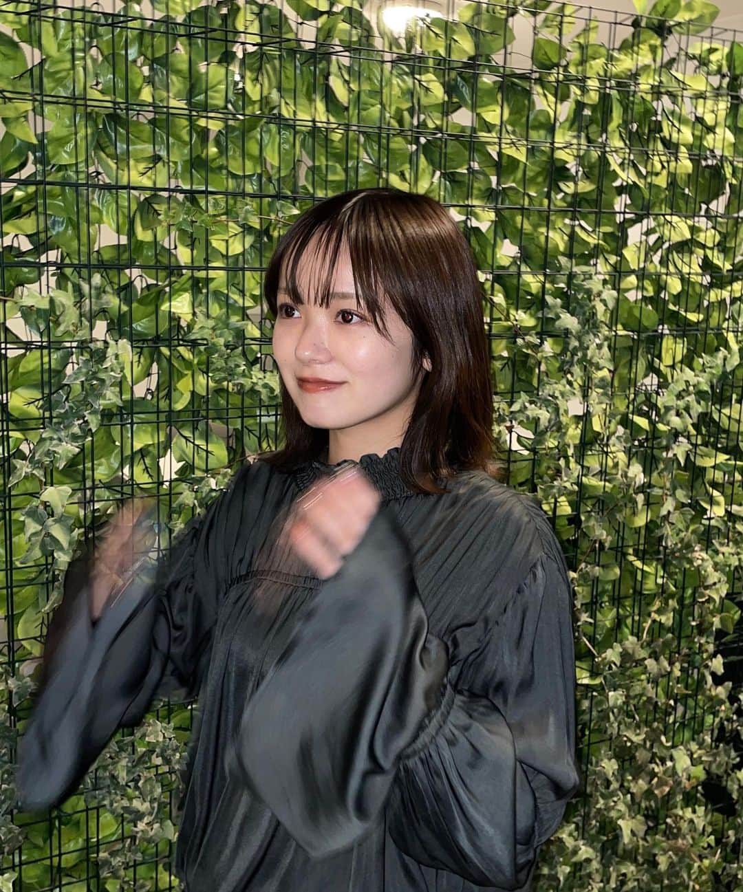 牛田英里のインスタグラム：「明日から12月だ〜🍃 可愛い袖とネイル見せたくて必死、、  #秋服」