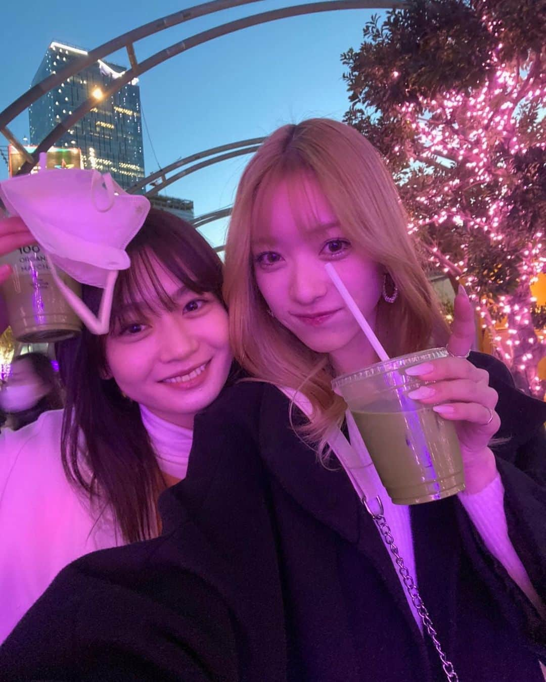 安村真奈のインスタグラム：「りのに会えた♡ イルミネーション綺麗だった~！！  #夏目璃乃 #安村真奈 #りのまな」