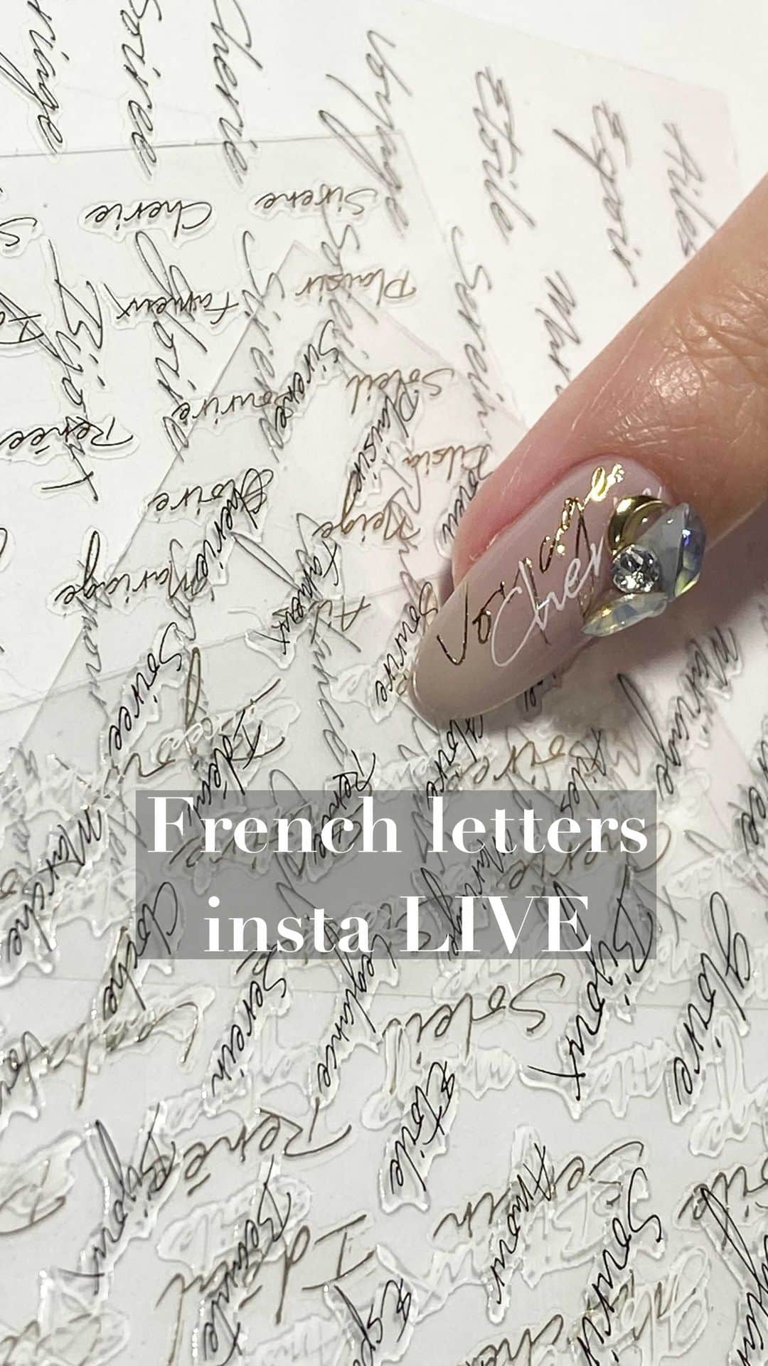 埜藤理恵のインスタグラム：「French letters insta LIVE♡  早い時間なのにたくさんみていただき ありがとうございました！🙇🏻‍♀️  ベースジェル @dnagel_spacenail  フィルベース ↓ カラー @dnagel_spacenail  N22 パティ ↓ シール Rie Nofuji監修 Frenchletters gold.White ↓ トップジェル @dnagel_spacenail  ダイヤモンドトップ ↓ パーツ vカットss29、ムーンパーツ リーフ型ストーン8×4 パール2ミリ vカットpp18 ↓ @trinagel_official  ノンワイプトップライナー  完成✨  2人でゆるゆるすぎてすいません😂 @renee_mai.213 モデルありがとう♡  12月1日より一般発売開始です✨✨」