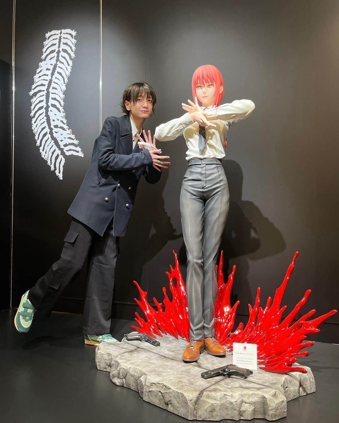吉井添のインスタグラム：「Ground Y×CHAINSAW MAN Collaborate Collection POP UP STORE  お洋服が素敵すぎたのとマキマさんナイスボディ……最高すぎました😇  伊勢丹新宿店で12月6日(火)まで開催していますよ〜🩸  ※撮影時のみマスクを外しています   #チェンソーマン   #chainsawman  #groundy」