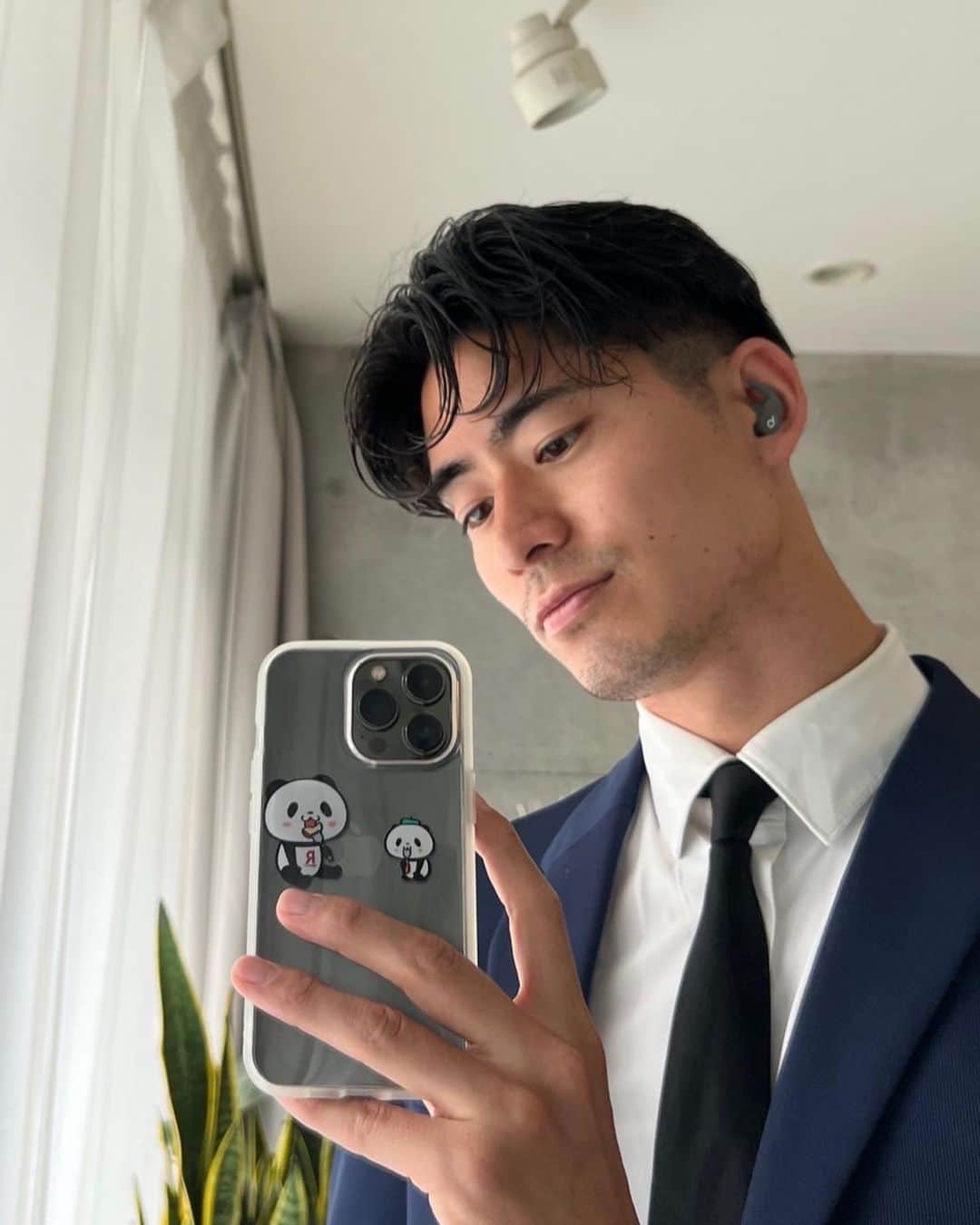 Kensukeのインスタグラム：「楽天モバイルアンバサダーになりました! Webからすぐに契約できました🙆🏽‍♂️ ・ ・ 魅力の一番は安さです🫣 20GBまでで月1,980円（税込2,178円）です❤️‍🔥 データ無制限で月2,980円（税込3,278円）で使えます!! 頻繁にSNSを利用する私にはとても便利👍🏼 ※公平なサービス提供のため通信速度制限する場合あり。エリア外最大1Mbps。通話料等別 無制限は楽天回線エリアのみ ・ ・ そしてeSIMにしました！ eSIMだとiPhone端末1台で二つの回線を利用できるので便利です👍🏼 ・ ・ 通信速度や電波など正直にレポートします！ ・ ・ #楽天モバイル　#PR」
