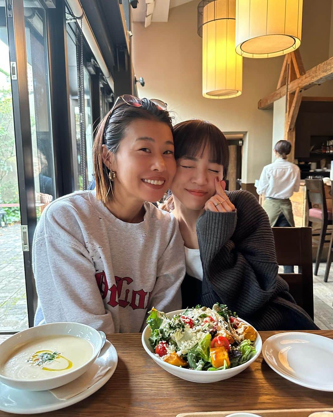 のインスタグラム：「一瞬だけ会えた、happy girl❤️ @ibatsuk   代官山を5歩歩けば、お友達に会って、ハイタッチしてる。笑 大人気の彼女はいつも大忙し😁」