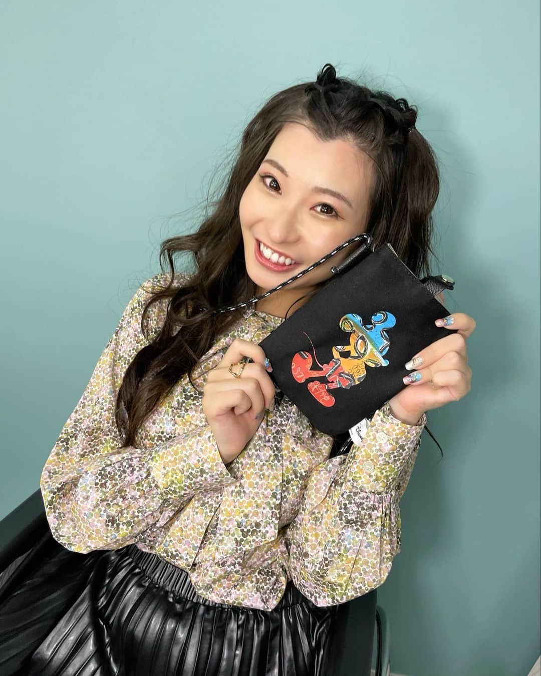 葦原海のインスタグラム：「ナチュラルメイクで撮影〜🫧 メイク薄いのどうかしら？🫣 　 ちなみに私個人は お顔的に 濃い方が映えると思ってるんだよね🫠 　 　 ミッキー柄のトップスとポーチは ヘラルボニー×ディズニー の撮影衣装。 11月末、今日までの販売だって！！ 　 . . . #ナチュラルメイク #撮影 #コーデ  #ヘラルボニー #ディズニー #アート  #モデル #葦原海 #車椅子 #広告モデル」