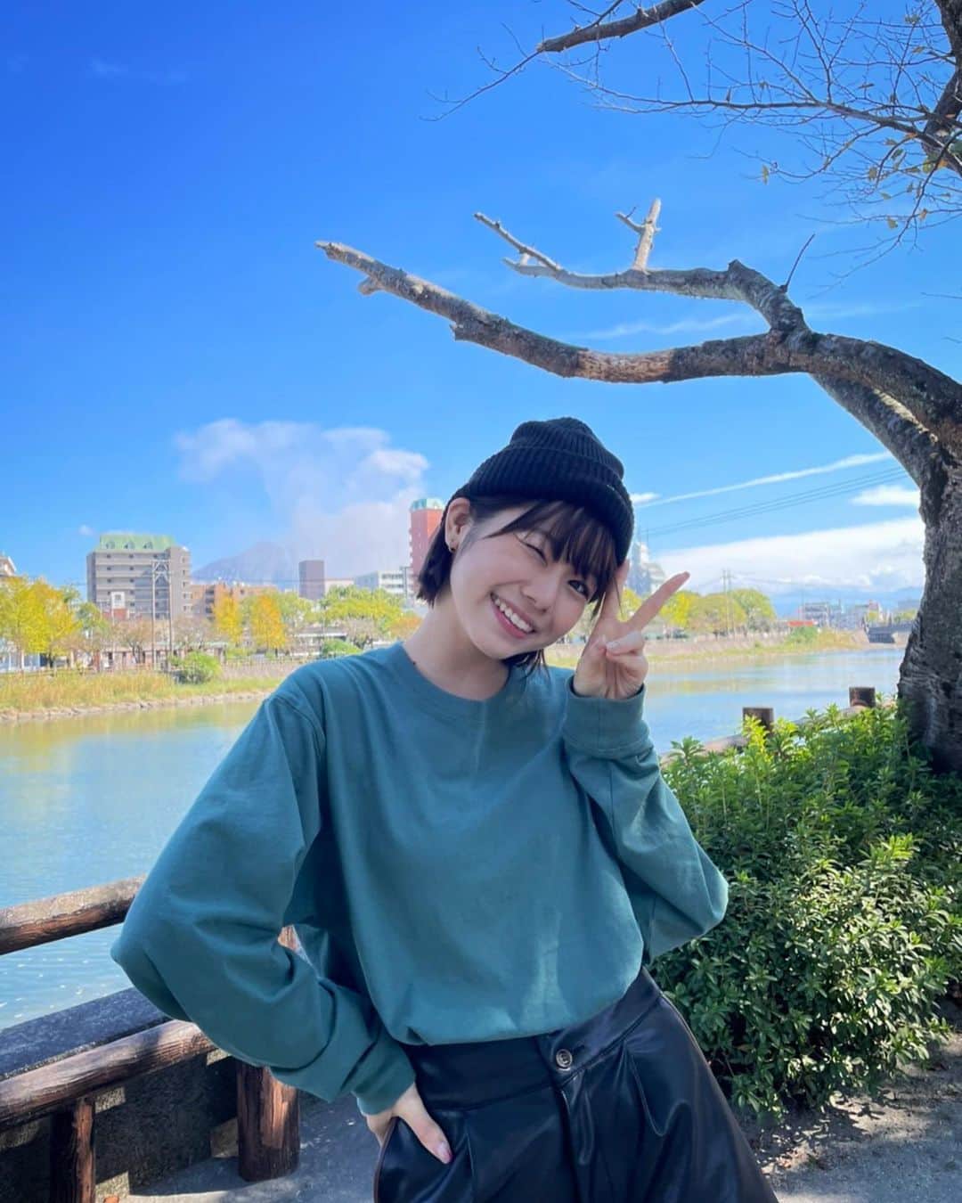 ゆーりのインスタグラム：「久々の地元🗻 成人式ぶりに鹿児島に帰省しました😆 ･ ･ ･ ･ 成人式のときは1泊とかでバタバタしてたし、上京してからちゃんと帰れたのは初めてだったかも😳 ･ ･ ･ ･ ゆっくり過ごせたし親も喜んでくれて良かったです！😆 ･ ･ ･ ･ そーいえば 先週から楽天モバイルを契約しましたー！ クリエイターだからとにかく毎月GB使いまくるんやけど楽天モバイルだと無制限プランが安くて驚いた！😂 ※公平なサービス提供のため通信速度制限する場合あり。エリア外最大1Mbps。通話料等別 無制限は楽天回線エリアのみ ･ ･ ･ ･ これからも動画投稿頑張りまっす！ ･ ･ ⁡･ ⁡･ ⁡･ ⁡･ ⁡･ ⁡ #楽天モバイル#pr #instagram  #instagood  #fashion  #hair  #makeup  #ootd  #holiday  #kagoshima  #trip  #followforfollowback  #ネイル  #鹿児島  #秋コーデ」