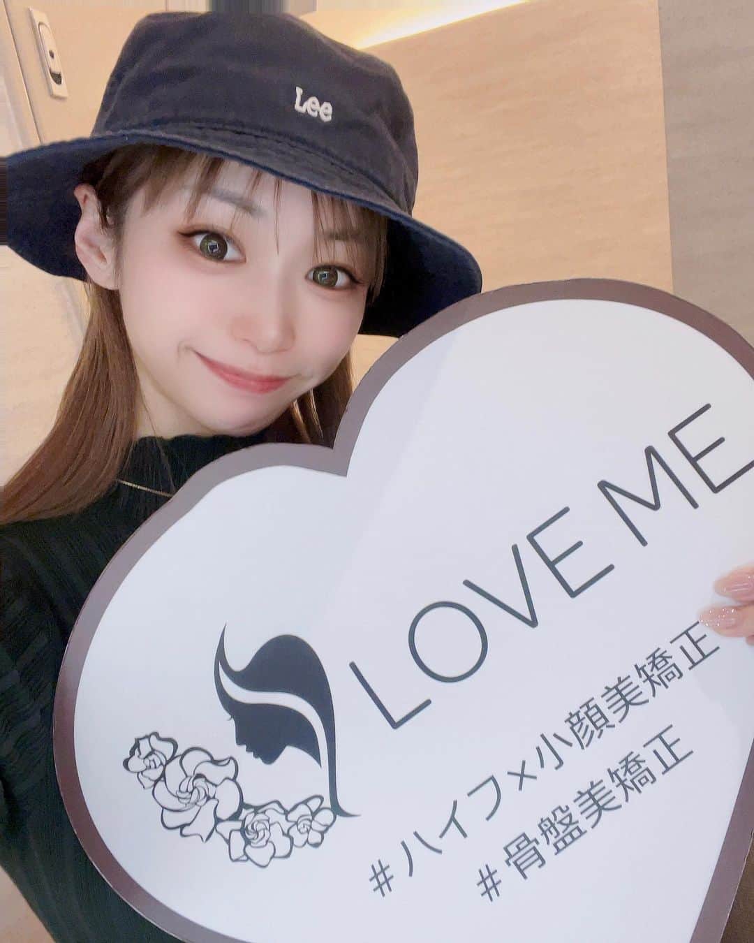 渋木美沙のインスタグラム：「先日初めてハイフと矯正してきた😍💕 最近気になってた顔の左右非対称とほうれい線など、、 でもここに駆け込んだら1回でめちゃくちゃ変わりました🥺✨✨ まじでゴッドハンドすぎて😭❤️❤️ 施術前にわかり易く説明してくれたり、空間も最高すぎた！！  今回受けたのが  🧡最先端ハイフ➕小顔&骨盤美矯正🧡  お顔の悩みは、実は骨盤の歪みからになるみたいで骨盤がずれてしまうことで、お顔の歪みに繋がり、色々な身体のお悩みが引き起こります！（たるみ、ほうれい線、二重顎、エラ張りなど…）  まずは根本改善に骨盤のズレと歪んでしまったお顔を正しい位置へ！そして、最先端ハイフのトリプル照射（無制限）で持続力が大幅にアップ！  という 他のサロンでは1度に体験できないのでオススメです！！！  私のインスタグラムを見た😃✨で、 通常初回13,200円→初回12,200円でご体験頂けるみたいです❤️❤️  ぜひ行ってみてーーー！！  #美容 #美容好きな人と繋がりたい  #ハイフ #小顔矯正 #PR PR@toridoribase」