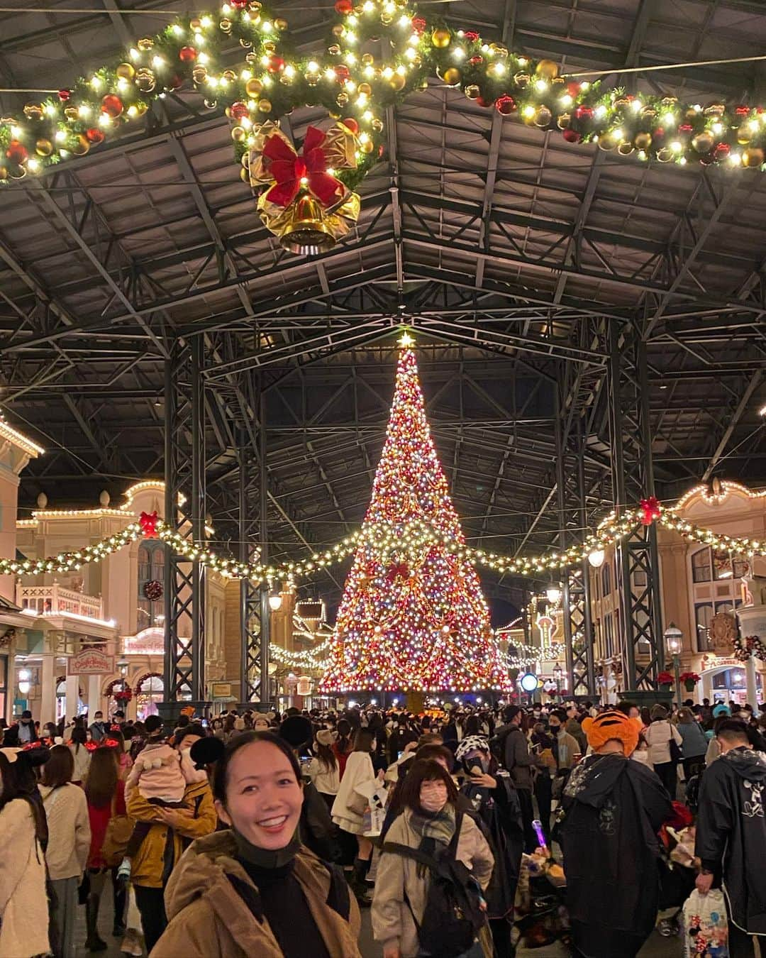 関絵理子のインスタグラム：「🎄✨✨  数年振りに姉とディズニーランド♡ お目当ての「美女と野獣」の虜に🥹🫶🫶まるでミュージカル✨💗 豪雨の中でのビックサンダーマウンテンは顔面シャワーを浴びながらびしょ濡れに😄  夢の国はやっぱり最高でした✨✨  お土産のチップのマグカップは一目惚れです♡ 最後の写真は5年前😄👍  ・ ・ ・ #ディズニーランド #ミッキーマウス #美女と野獣エリア #姉妹ディズニー #ディズニークリスマス」