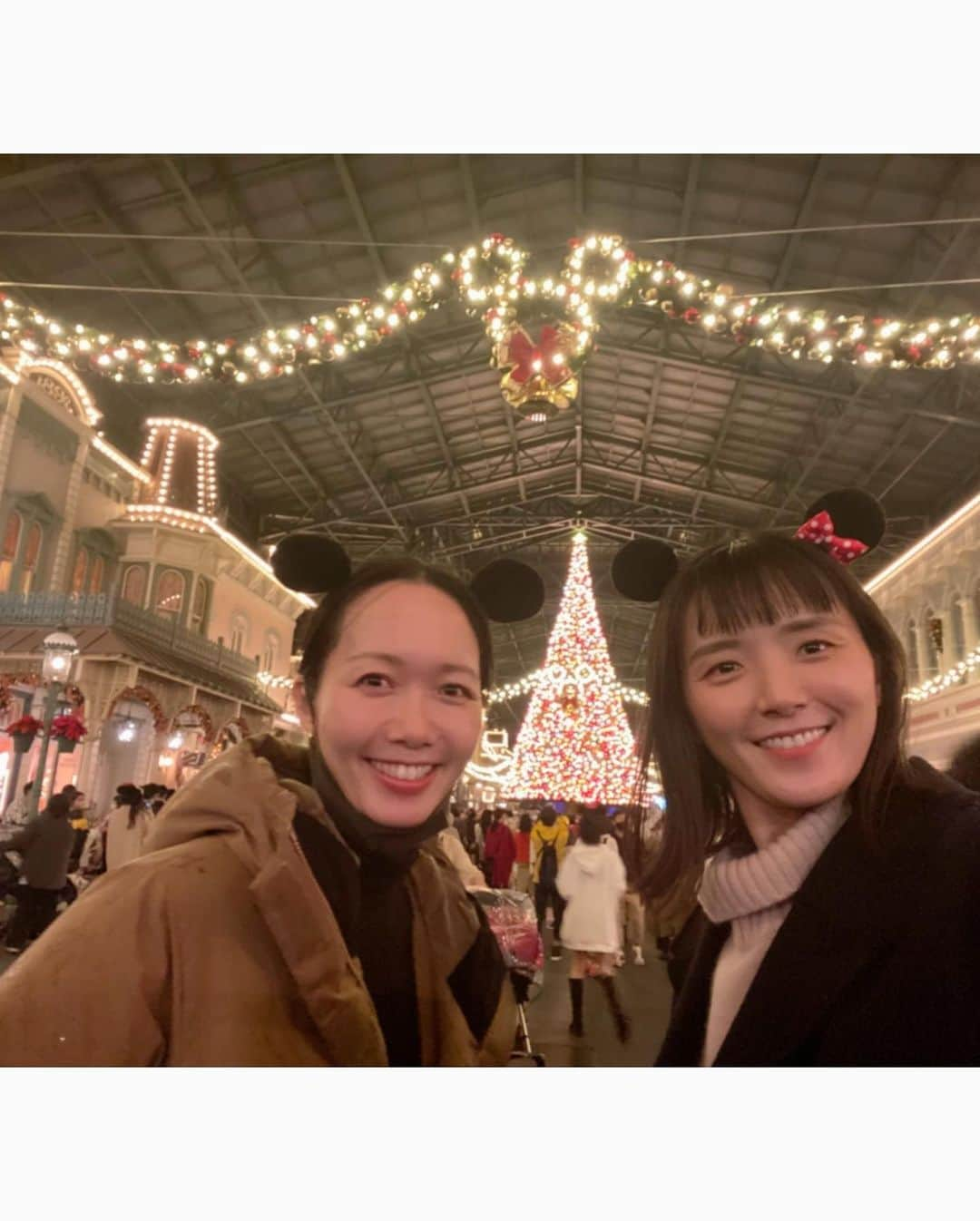 関絵理子さんのインスタグラム写真 - (関絵理子Instagram)「🎄✨✨  数年振りに姉とディズニーランド♡ お目当ての「美女と野獣」の虜に🥹🫶🫶まるでミュージカル✨💗 豪雨の中でのビックサンダーマウンテンは顔面シャワーを浴びながらびしょ濡れに😄  夢の国はやっぱり最高でした✨✨  お土産のチップのマグカップは一目惚れです♡ 最後の写真は5年前😄👍  ・ ・ ・ #ディズニーランド #ミッキーマウス #美女と野獣エリア #姉妹ディズニー #ディズニークリスマス」11月30日 21時56分 - erikopanda