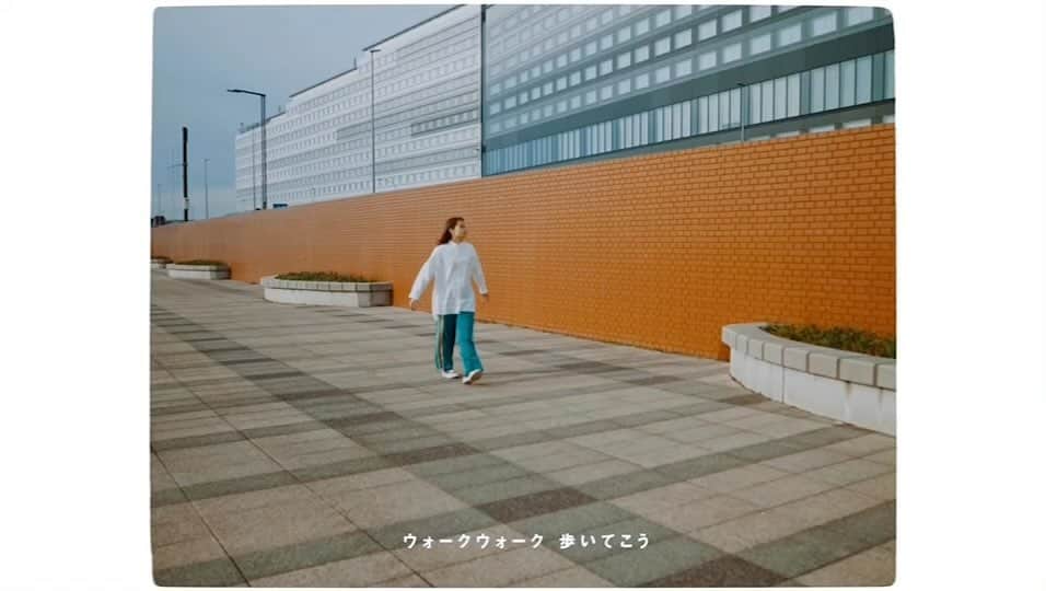 足立佳奈のインスタグラム：「新曲聞いてくれた？？ YouTubeに、 リリックビデオ出てるから、 ぜひみてねっ😊  #足立佳奈　#WALK」