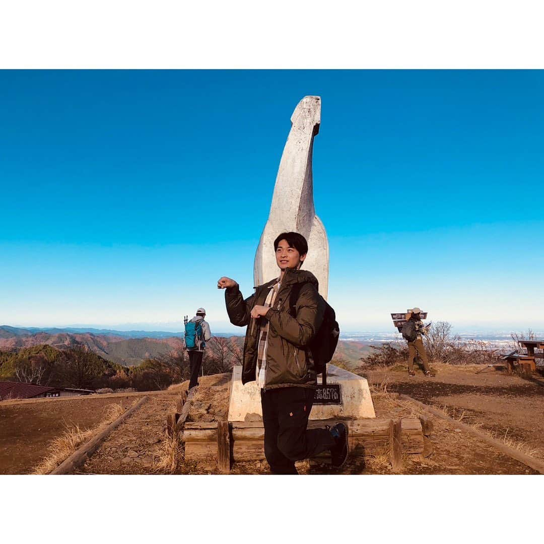 東拓海さんのインスタグラム写真 - (東拓海Instagram)「陣馬山備忘録。  陣馬山の山頂には白い馬のオブジェ？モニュメント？が建ててあった。  事前に調べていたので実物はどんなものかとワクワクしていた。  いざ目の前にするとテンションが上がってしまい、つい馬のポーズを。  だが表情がなんともいえない。 馬に成りきれていない。自己評価マイナス5点である。  しかし気になるポイントはこのオブジェを山頂で造りあげたのか元々造ったのを運搬したのか、。  気になる…。  どちらにせよ凄いです。  あ、話は変わりますが山と馬と言えばヤックルですよね。乗ってみたいです。 実はもののけ好きなんですよ。  近頃オープンしたというジブリパークなら叶うのかな…。  いつか行きたいなぁ。  おっと、話が脱線しました。  また山登りしたら備忘録更新します。  では、また。  拓海。  #インスタ #ブログみたいな使い方するじゃん #これが言いたかっただけの投稿」11月30日 22時09分 - higashi_takumi.310