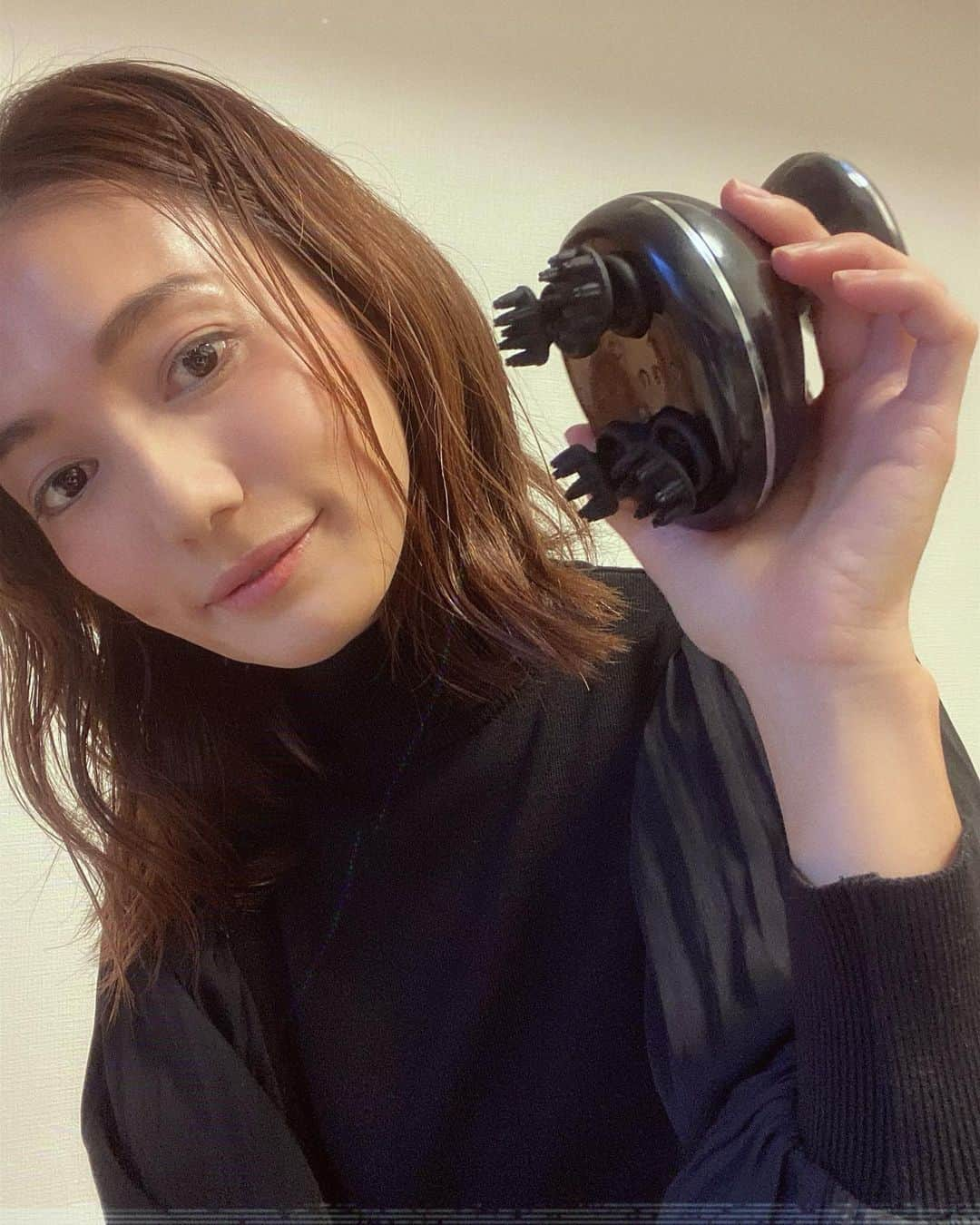 戸崎奈津のインスタグラム：「お家でヘアケア✨ 最近の癒しグッズ💤  電動頭皮ブラシ💆‍♀️  ずっと頭が痛くなるくらい凝り固まってたけど、これ気持ち良すぎる🥹  ほんのりEMSの刺激と、LEDのケアもついていて、防水✨ 楽天でお値打ちに買えるよ👍  https://item.rakuten.co.jp/sanmadrola/lt-amq02/  #頭皮ブラシ #EMS #電動 #ヘッドスパ #電動頭皮ブラシ #リフトケア #美容 #楽天市場」