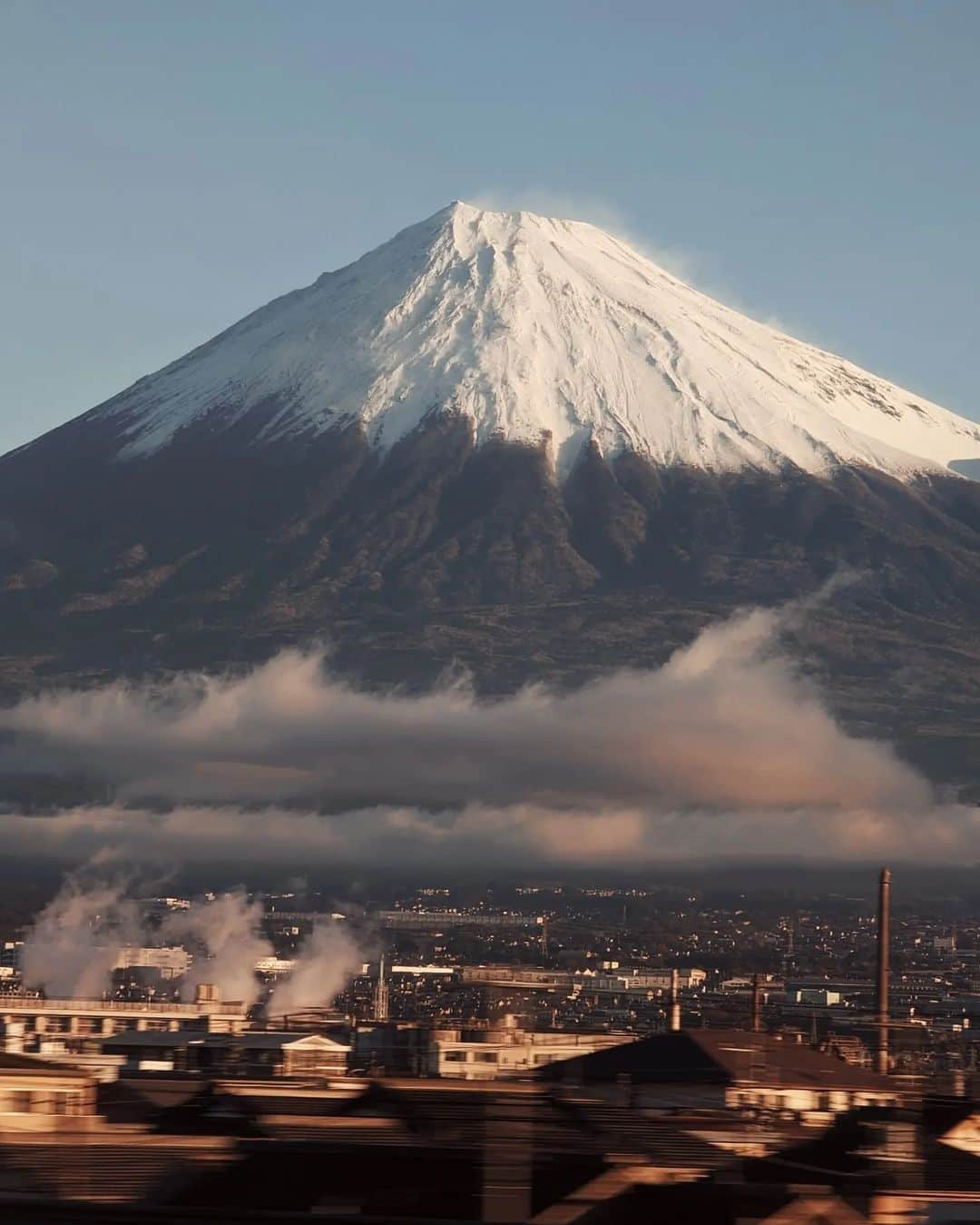 福田洋昭のインスタグラム：「久しぶりの富士山 🗻 #TeamPixel #Pixelで撮影 #Pixel7ProZoom #pixelで楽しむおせち のついでに 🚅💨📸」