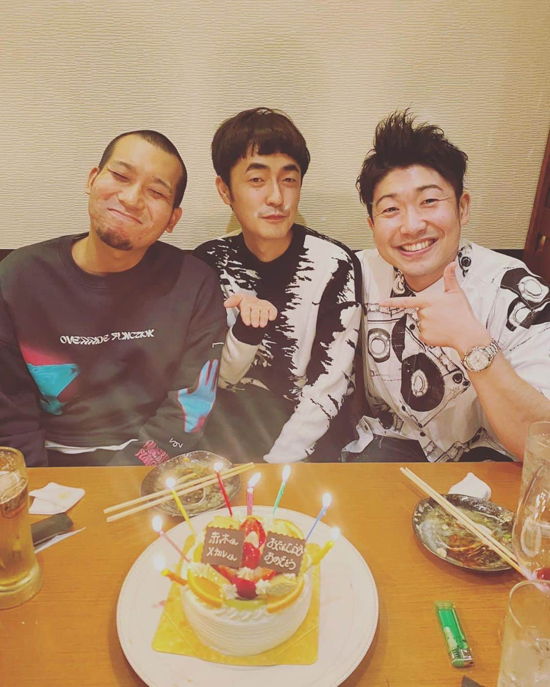 銘苅さんのインスタグラム写真 - (銘苅Instagram)「新喜劇のレイチェルさんにたくろうの赤木と誕生日祝って頂いた 毎年、赤木と僕に似合いそうな服を探してプレゼントしてくれる 今年は、背中に魂が四つ だからいつも冬は、レイチェルさんの服で過ごしてる ありがてぇ、あったけぇ #チェル服 #チェルがてぇ #角都」11月30日 22時20分 - mekaru098