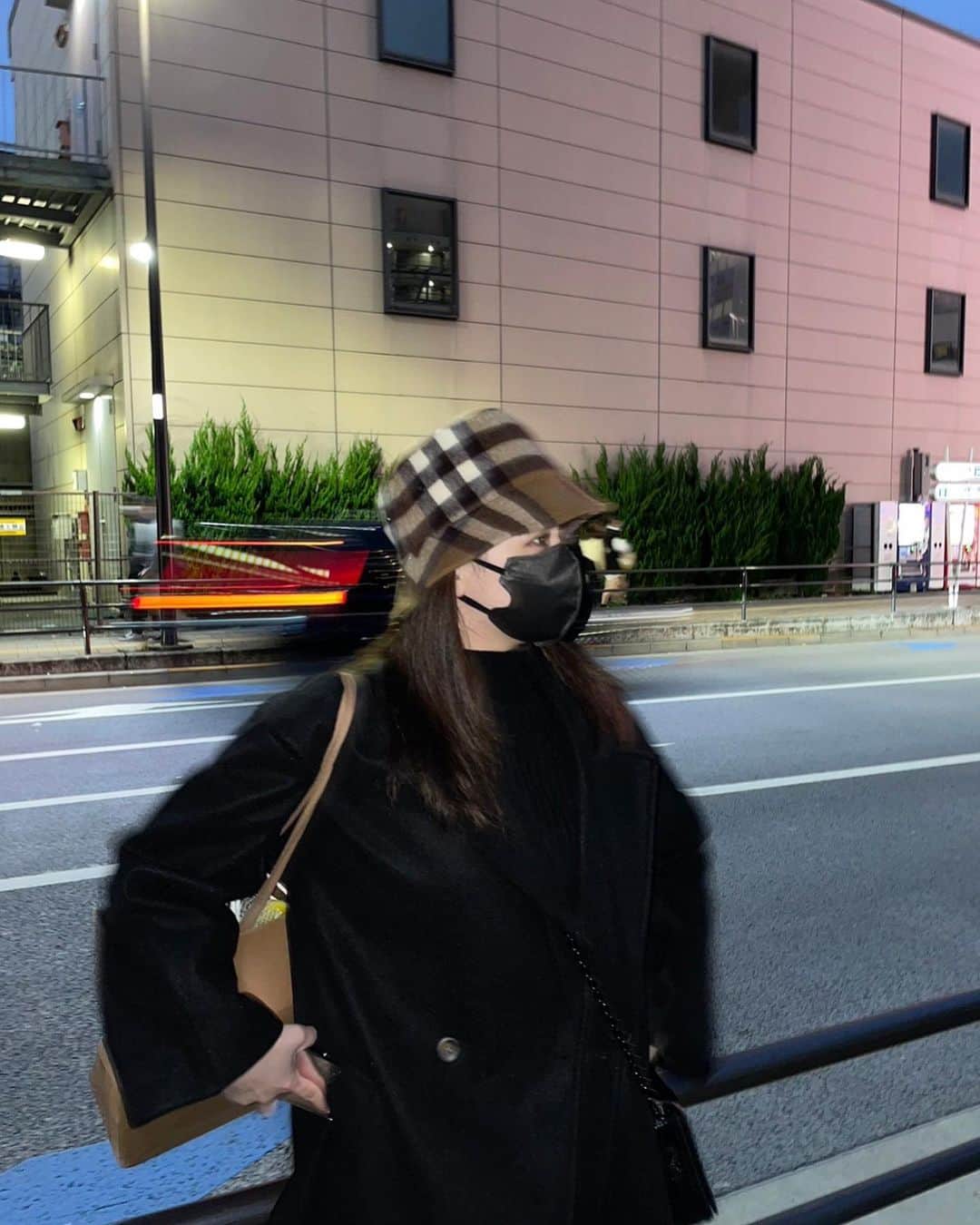 なあぽよのインスタグラム：「ㅤㅤㅤㅤㅤㅤㅤㅤㅤㅤㅤㅤ ㅤㅤㅤㅤㅤㅤㅤㅤㅤㅤㅤㅤ 24~❕ ㅤㅤㅤㅤㅤㅤㅤㅤㅤㅤㅤㅤ #BURBERRYちゃんの紙袋が…… #雨のせいです#嬉しいプレゼント🥰」