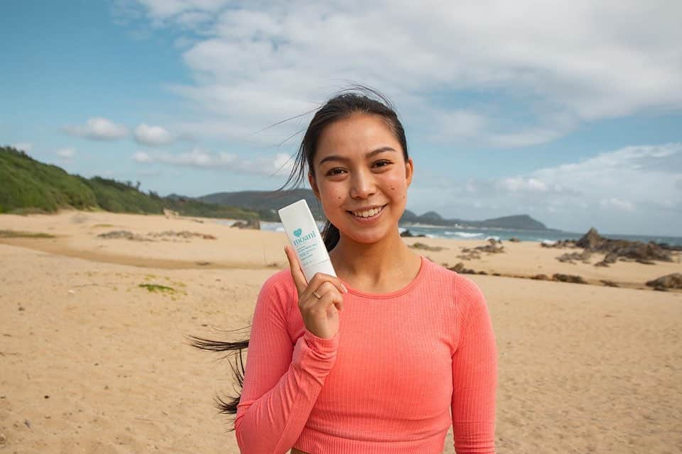 水野亜彩子さんのインスタグラム写真 - (水野亜彩子Instagram)「. 奄美大島の綺麗な海を見て 自分達で出来る事が例え小さなことでも 意味がないのではないかと感じることでも 自然を守るためにできることは 行っていくべきだなと改めて感じました🌿  環境に安全な日焼け止めを選ぶこともその一つ。  @moani_organics は環境問題に配慮して作られてるので安心して使えます☺️  📸 @achaaaan_cks  #奄美大島 #自然 #サーフィン #nature #beach #surfing」11月30日 22時44分 - asakomizuno