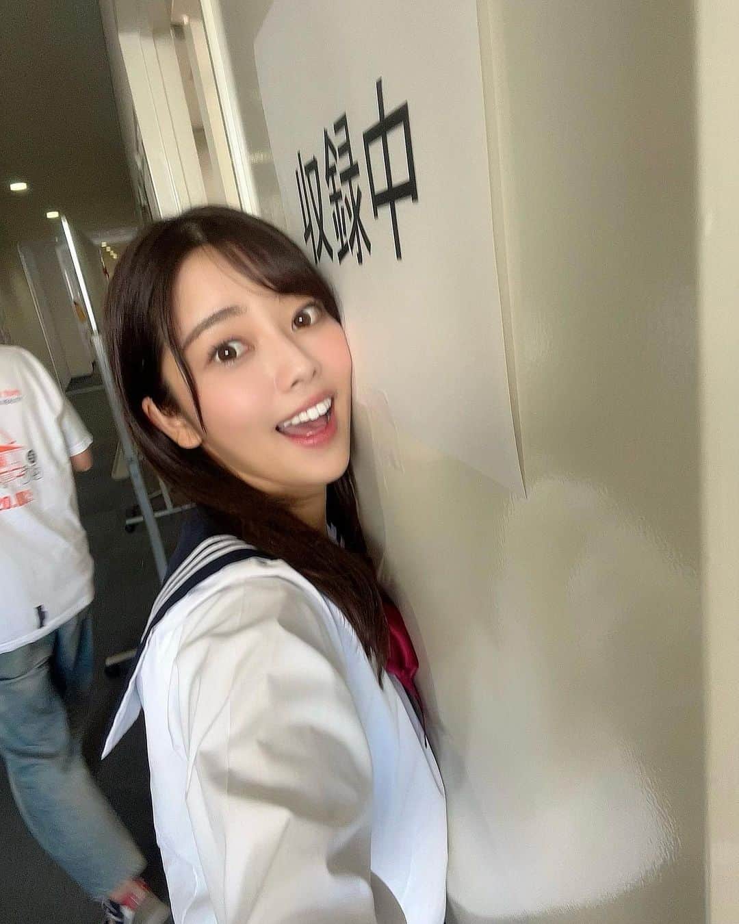 八幡美咲のインスタグラム：「壁に張り付いている所です🤫笑  収録後の片付け中、皆さんのお邪魔にならないように😂♡  きょう深夜0:20〜 「eスポーツ道　＃16」 ゲスト：樋口楓さん  MC中島尚樹さん、八幡美咲  ナワバリバトルで とあるチームと大激突🥰 #樋口楓 さんと #スプラトゥーン3 を遊び尽くします✨  📺11月30日（水）深夜0時20分～　※広島エリア  #スプラ3  #eスポーツ道」