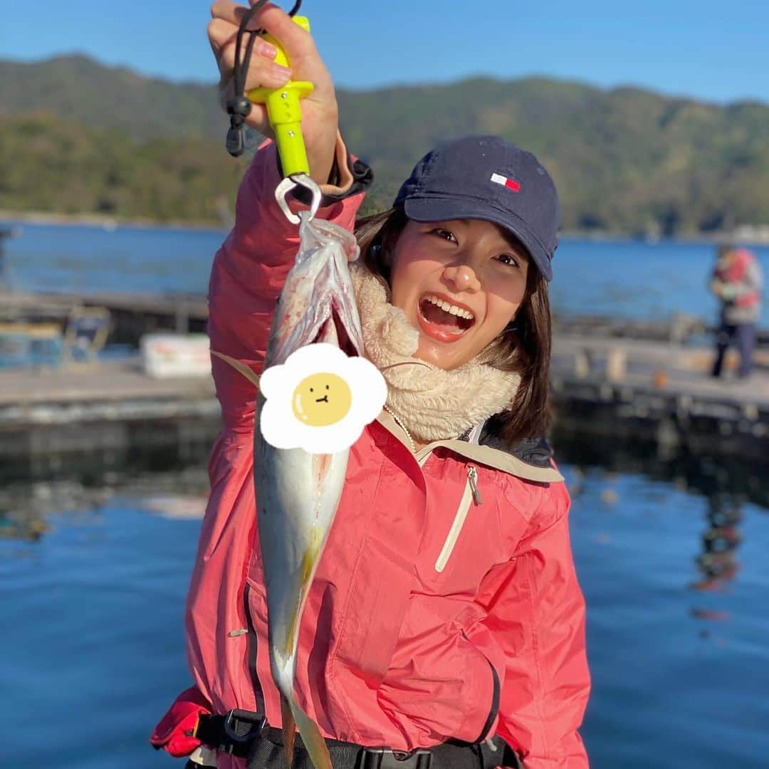 木岡真理奈さんのインスタグラム写真 - (木岡真理奈Instagram)「少し前に須崎でいかだの釣り堀に🐟 大きなシマアジ釣れた😆 けど、お腹のところに針が刺さってしまっていて申し訳ない感じに…🥲  ちゃんと捌いて、美味しくいただきました☺️ 脂が乗って身がこりこり！ 今までで一番おいしいシマアジでした😮‍💨  他にも真鯛と、ツバスも釣れたよ〜🙆🏻‍♀️  #幸丸 #須崎 #釣り #釣り堀 #いかだ釣り」11月30日 23時24分 - kutv_kioka