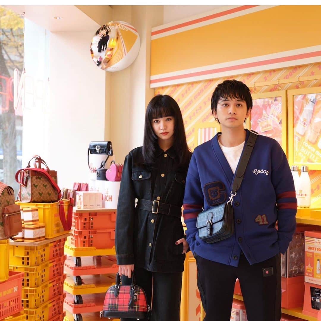 のインスタグラム：「“コーチ マート” ホリデー ポップ アップ ストア 11月30日（水）〜 12月26日（月） コーチの最新ポップ アップ はレトロなコンビニ！ホリデーに贈りたいギフトアイテムが沢山🥰❤️  Hair and makeup @mikako888   @Coach; @coach_japan @stuartvevers  #CoachNY; #CoachJapan; #コーチマート」