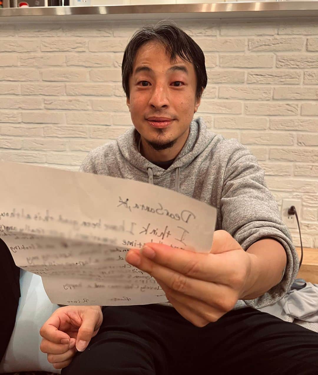 鈴木紗理奈のインスタグラム：「我が家にひろゆき。  色んな人が凸してくる我が家ですが とうとうひろゆきさんまで降臨しました。  リオトがサンタさんに書いた手紙を翻訳。 パソコン関連をプレゼントに欲しいと書いてたんだけど、それならばもっと性能いいこっちの方がいいですね〜 とサラッと更にいいやつ（高いやつ！） 勧めてきた。😑 こら、ひろゆき、いらんこと言うな‼︎とは決して思ってない。笑  、、、、、、、 わーーーった サンタさんに伝えとく😅  ちなみに何でかひろゆきさんは わたしが酒を作ったら絶対売れるからと 勧めてきたので、もしもそんな機会がきたらひろゆき口コミで存分に宣伝お願いします。」